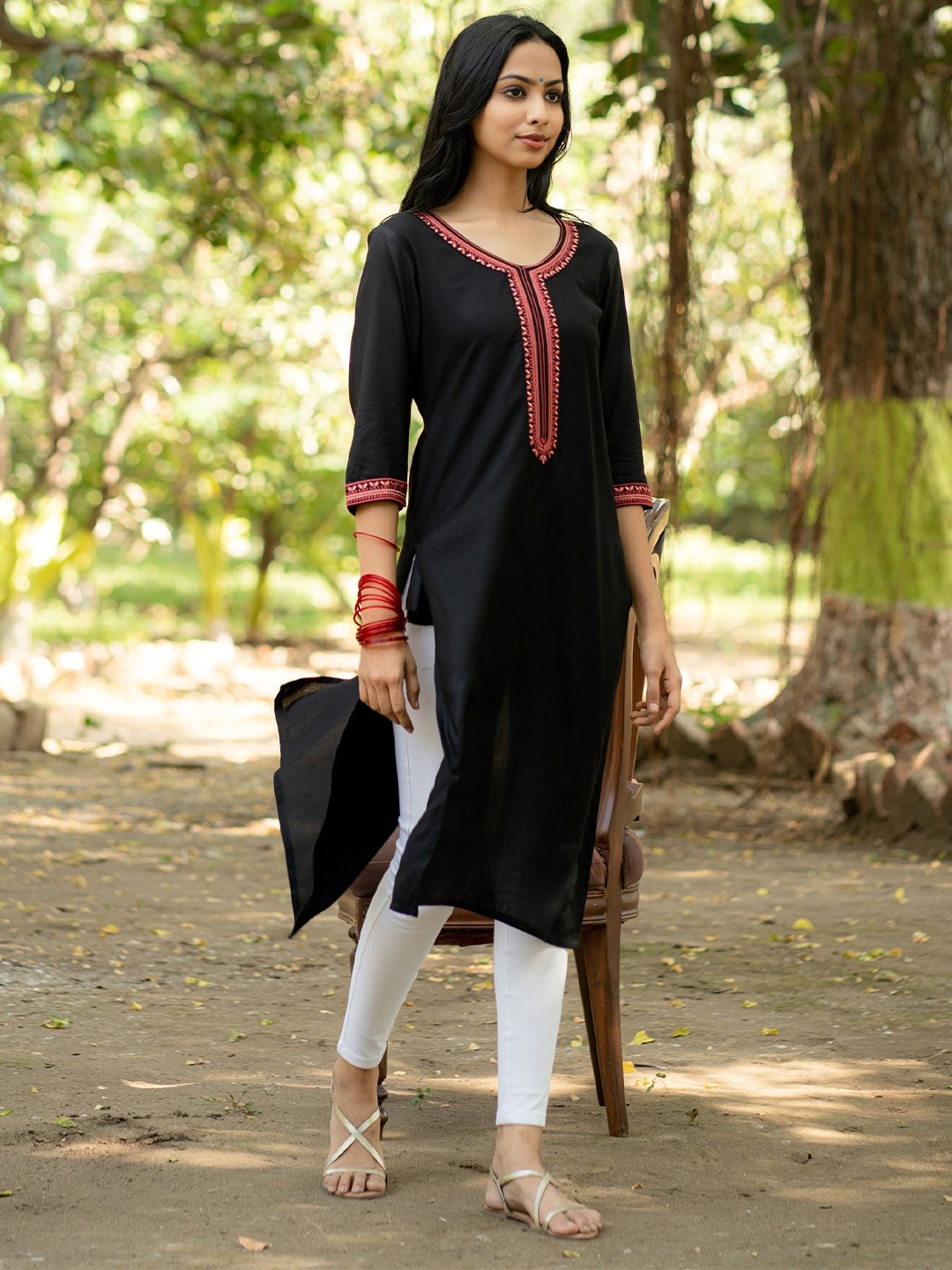 

GULABOSITABO Women Embroidered Straight Kurta, Black