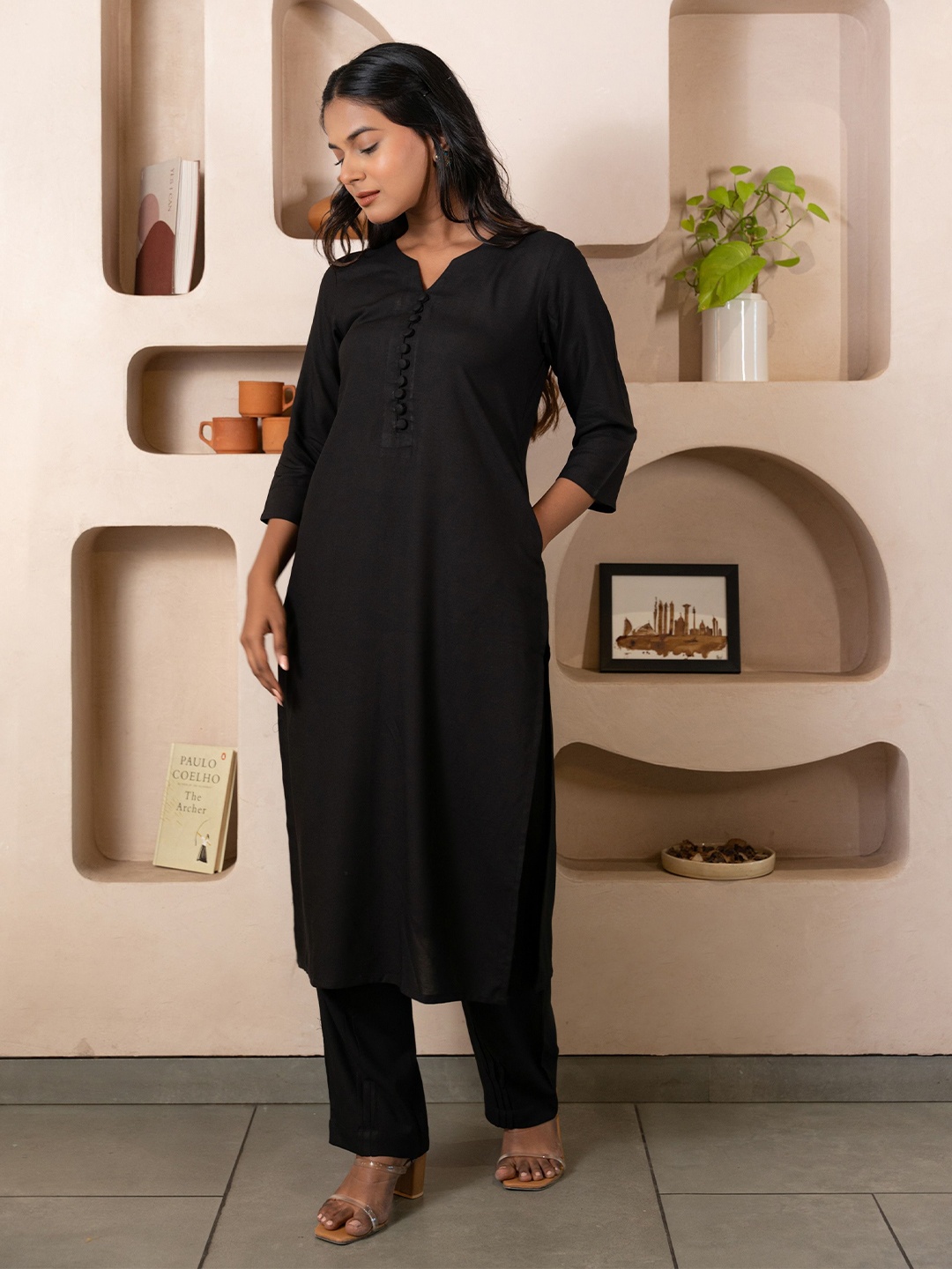 

GULABOSITABO Women V-Neck Straight Kurta, Black