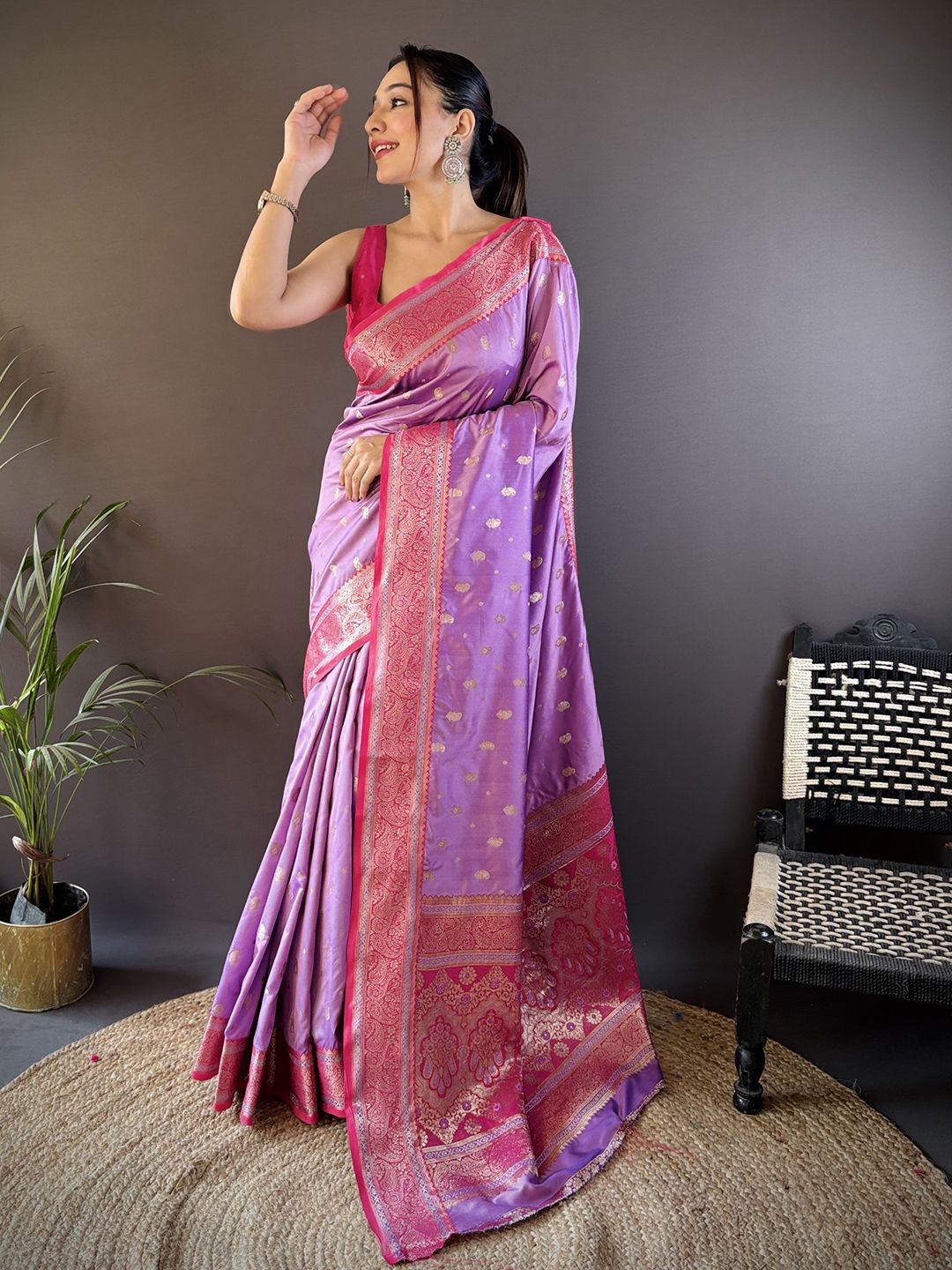 

Mitera Women Ethnic Motifs Woven Design Zari Banarasi Saree, Lavender