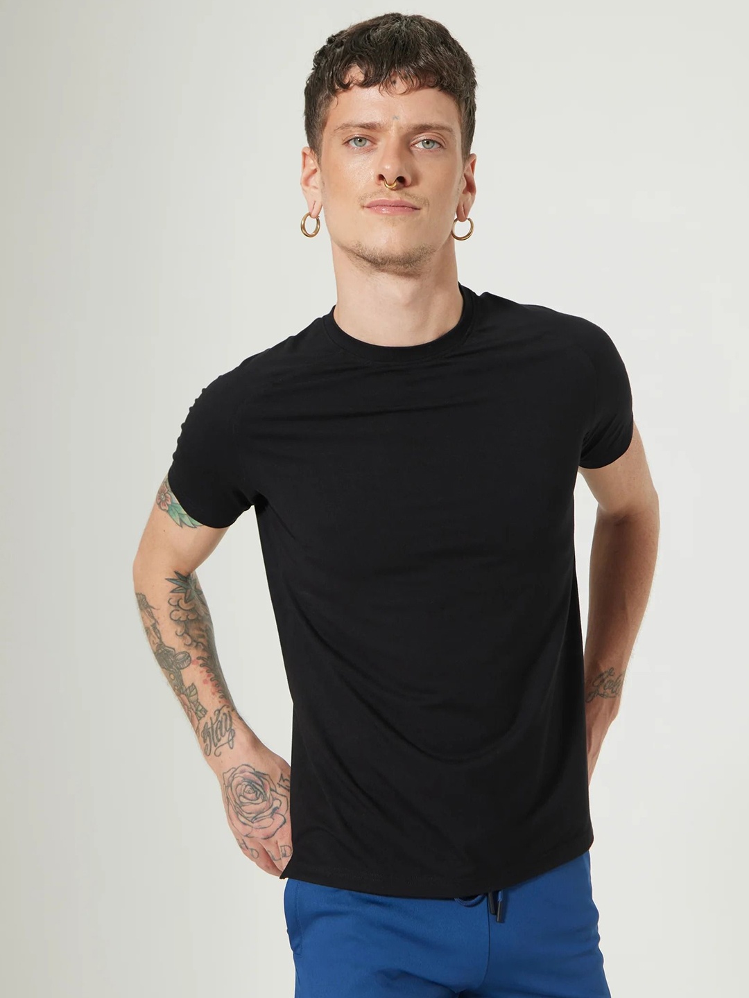 

YAMAYOGA Men Solid Round Neck T-shirt, Black