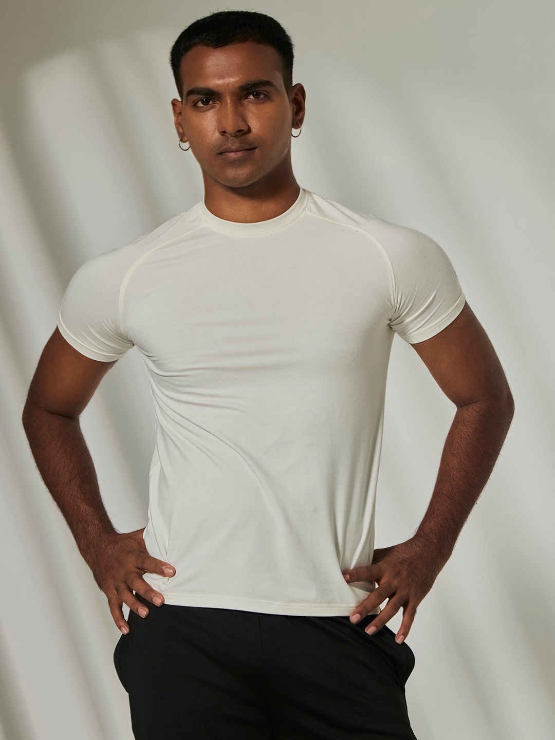 

YAMAYOGA Men Solid Round Neck Slim Fit T-shirt, Off white