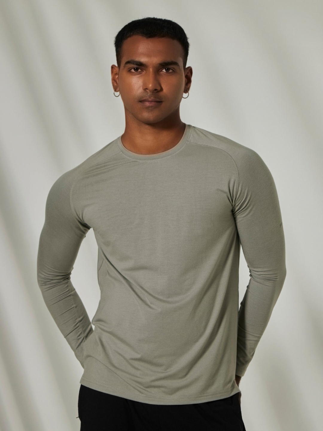 

YAMAYOGA Men Solid Round Neck Slim Fit T-shirt, Grey