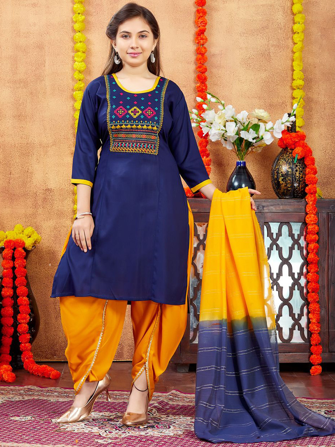 

BAESD Girls Geometric Embroidered Round Neck Straight Cotton Kurta, Navy blue