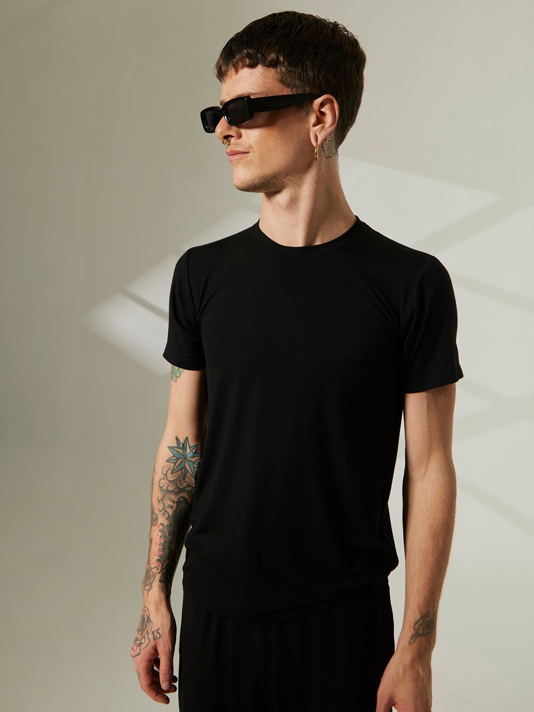 

YAMAYOGA Men Solid Round Neck T-shirt, Black