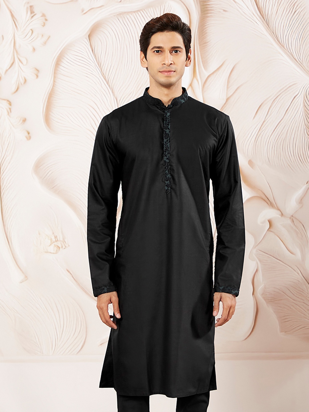 

VASTRAMAY Mandarin Collar Thread Work Straight Kurta, Black