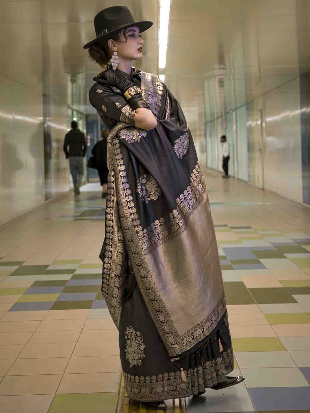 

KIMISHA Woven Design Floral Saree, Black