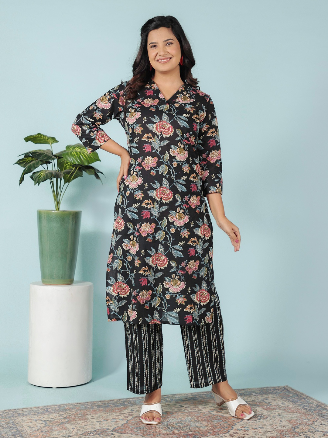 

Aramya Floral Printed V-neck Soft Cotton Straight Kurta With Trousers, Black