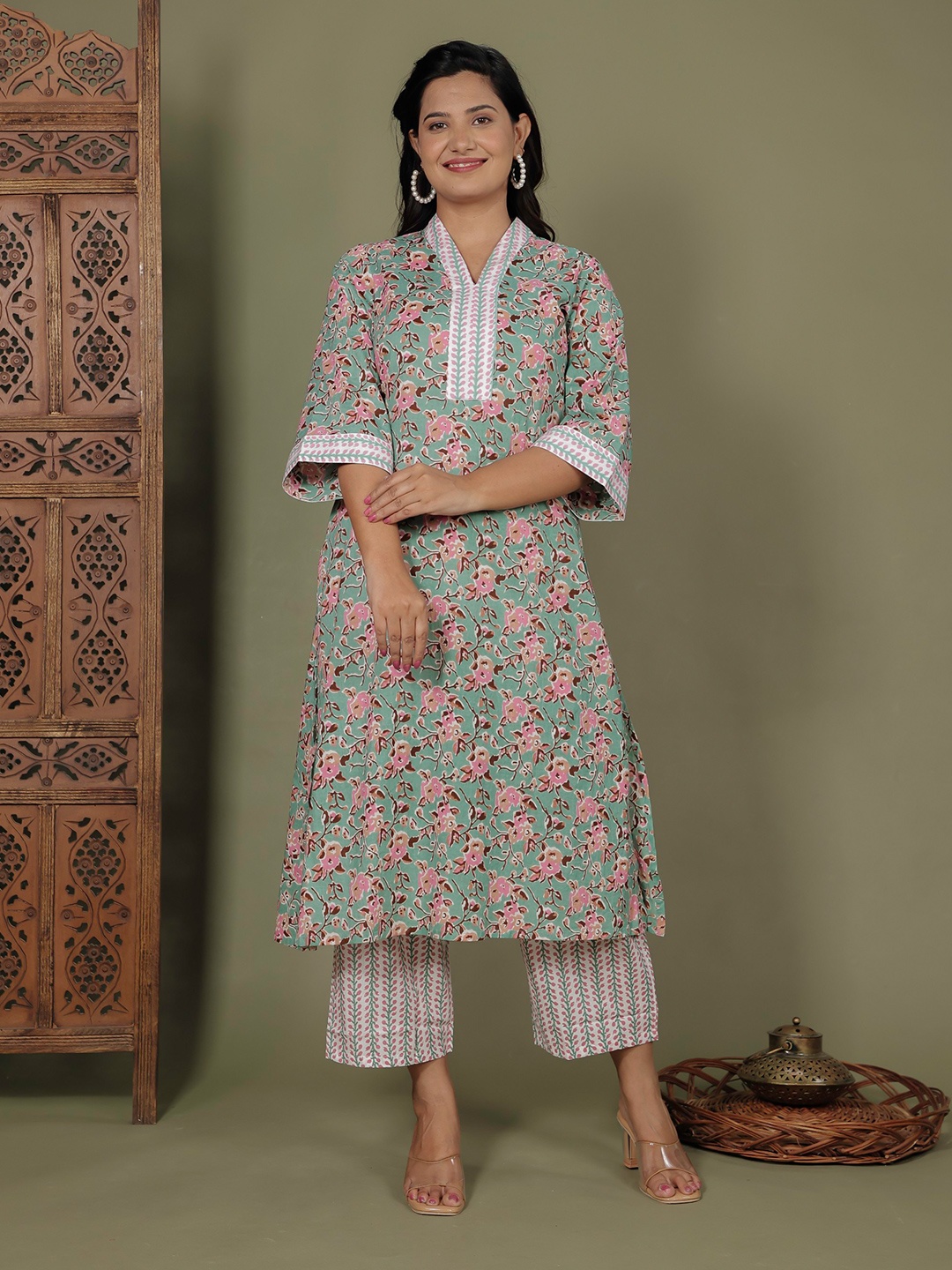 

Aramya Floral Printed V-neck Soft Cotton Straight Kurta With Trousers, Green