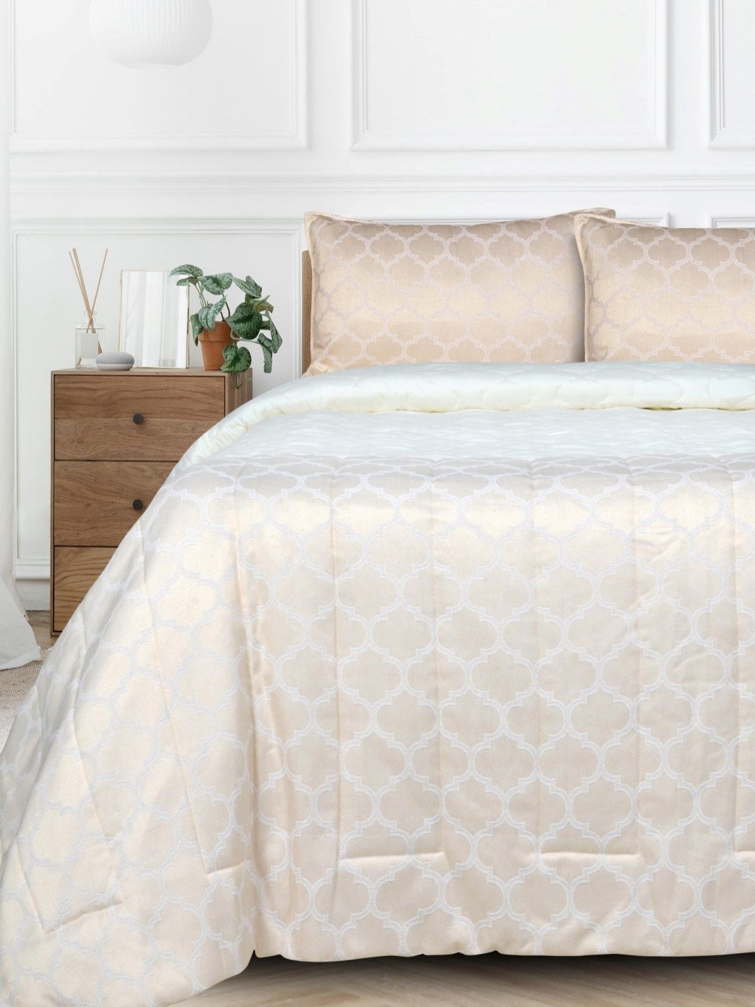 

Saral Home White & Beige Geometric 400 GSM Single Bed Quilt