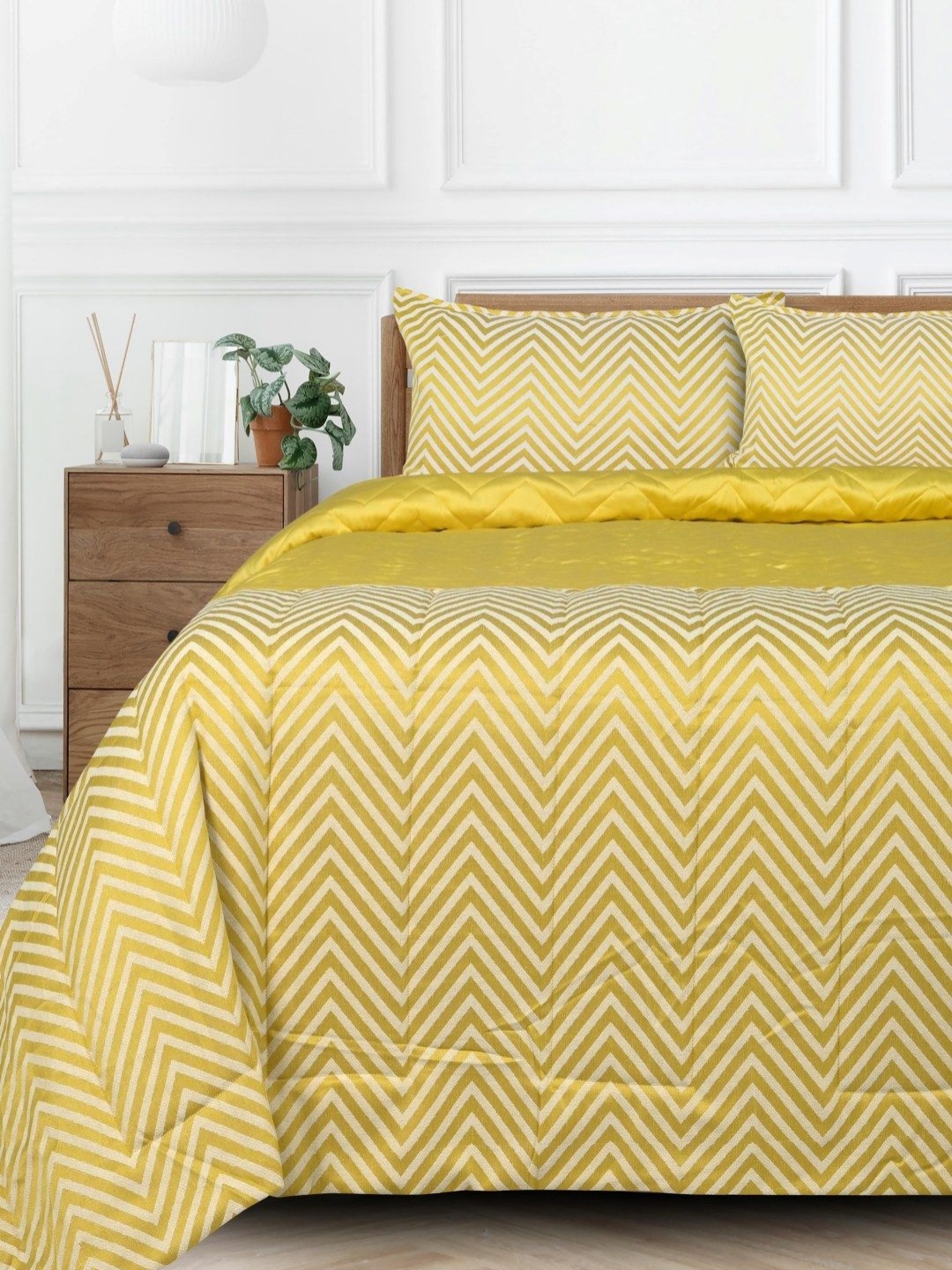 

Saral Home Yellow & White Geometric 400 GSM Single Bed Quilt