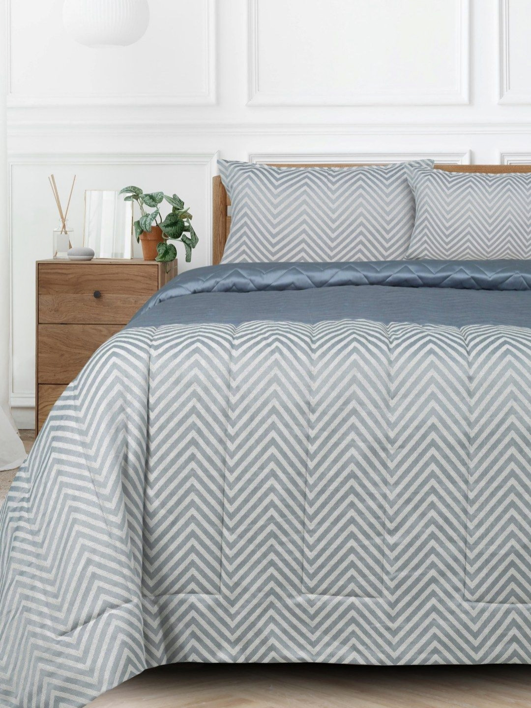 

Saral Home Grey & White Geometric 400 GSM Single Bed Quilt