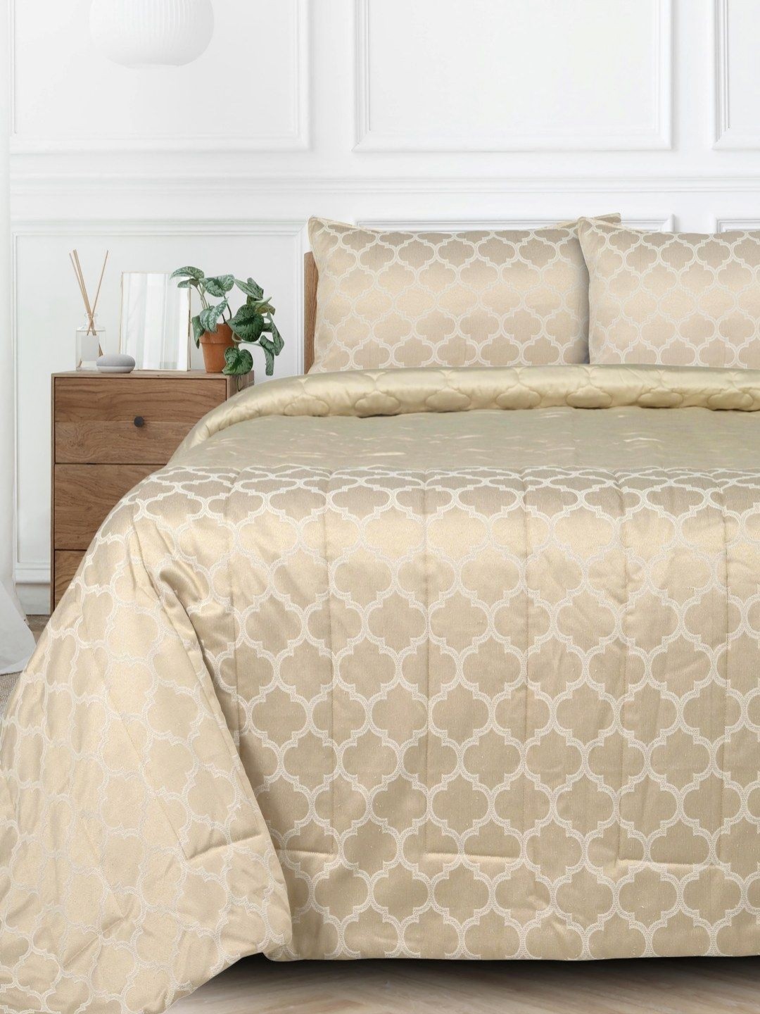 

Saral Home Beige & White Geometric 400 GSM Single Bed Quilt