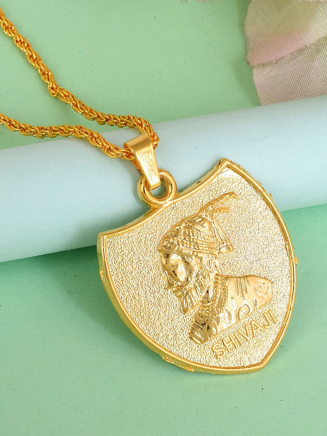 

MEMOIR Gold-Plated Pendant With Chain