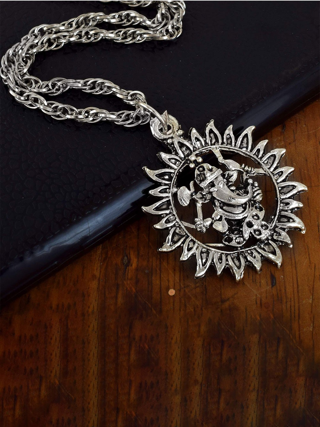 

MEMOIR Silver Plated Pendant With Chain