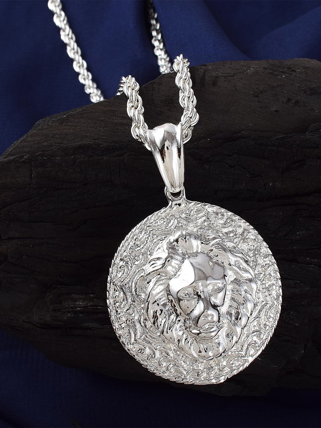 

MEMOIR Silver Plated Circular Charm Pendant With Chain