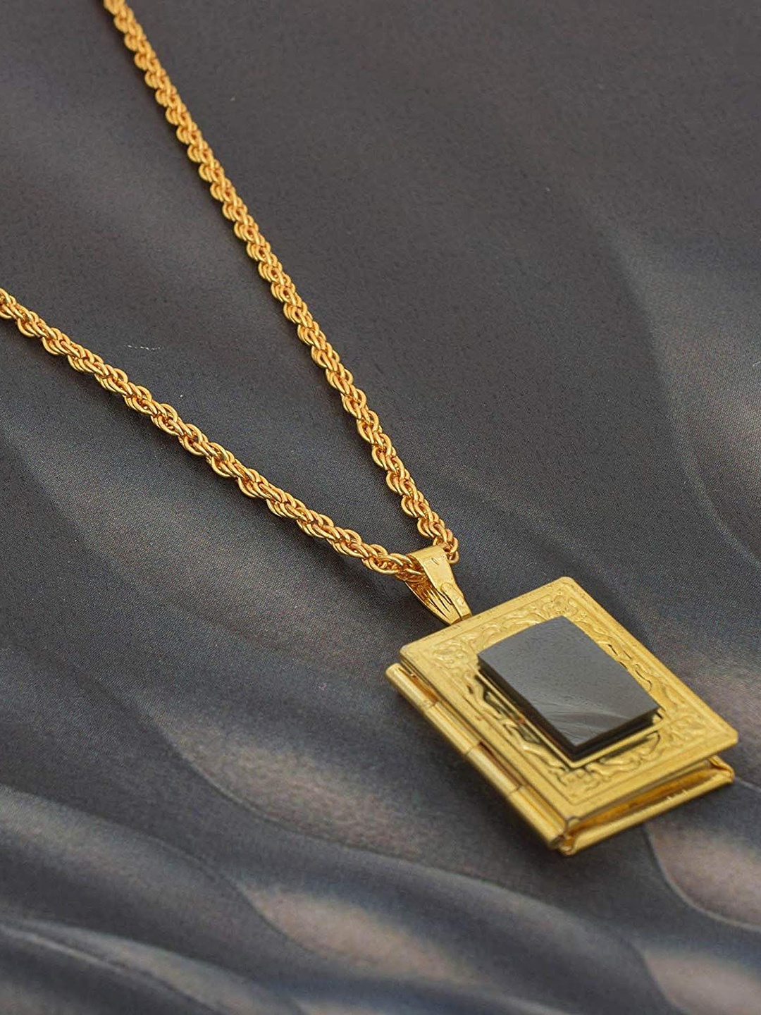 

MEMOIR Gold Plated Pendant With Chain