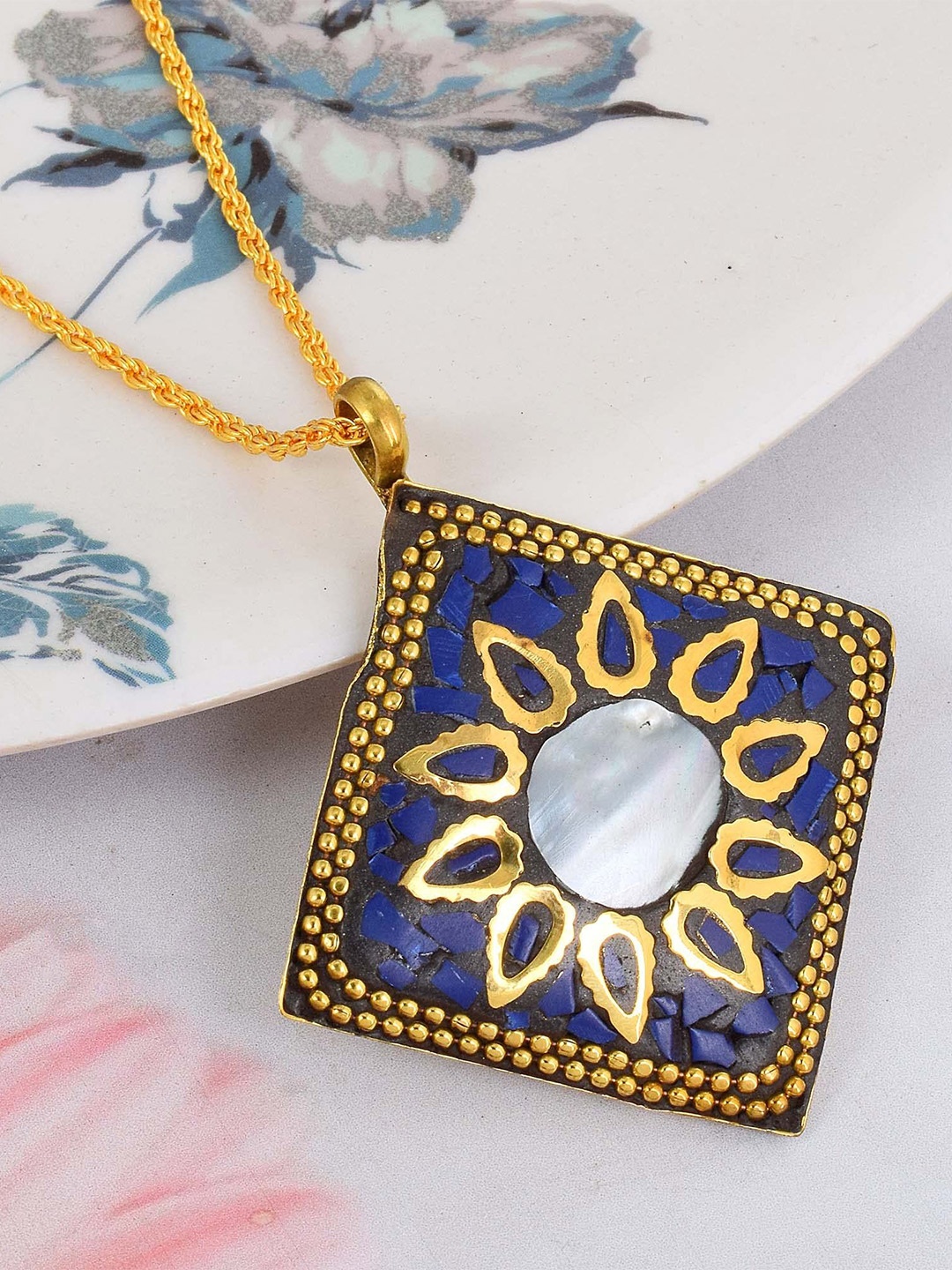 

MEMOIR Gold-Plated Diamond-Shaped Pendant With Chain