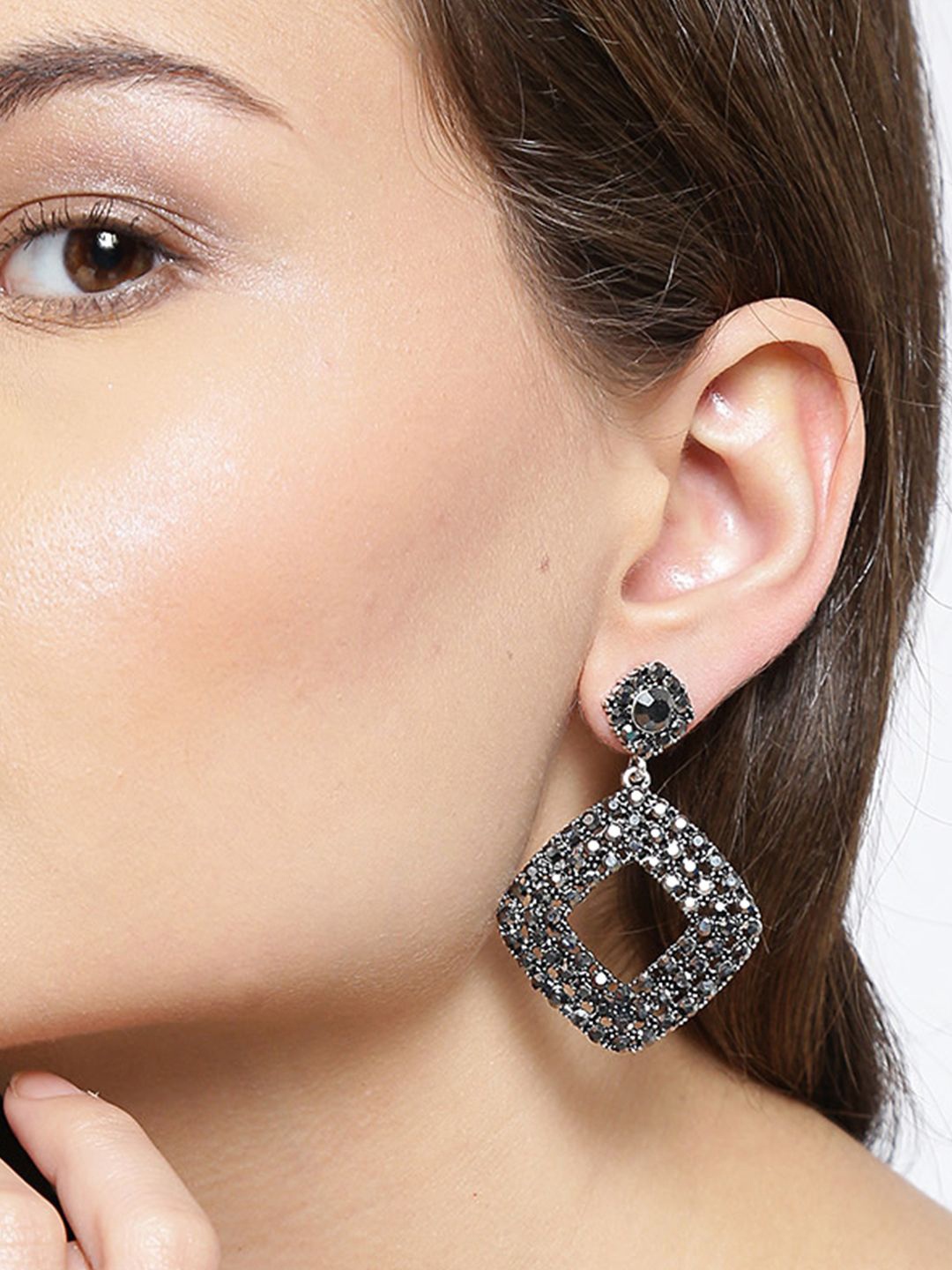 

DIVASTRI Silver-Plated Artificial Stones Studded Diamond Shaped Drop Earrings