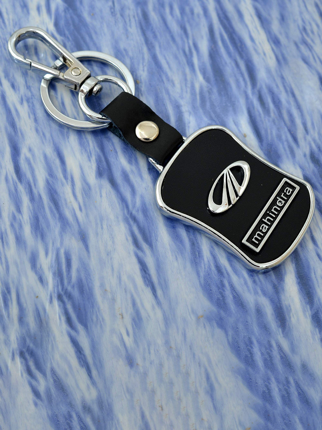 

MEMOIR Mahindra Logo Shaped Key Chain, Black