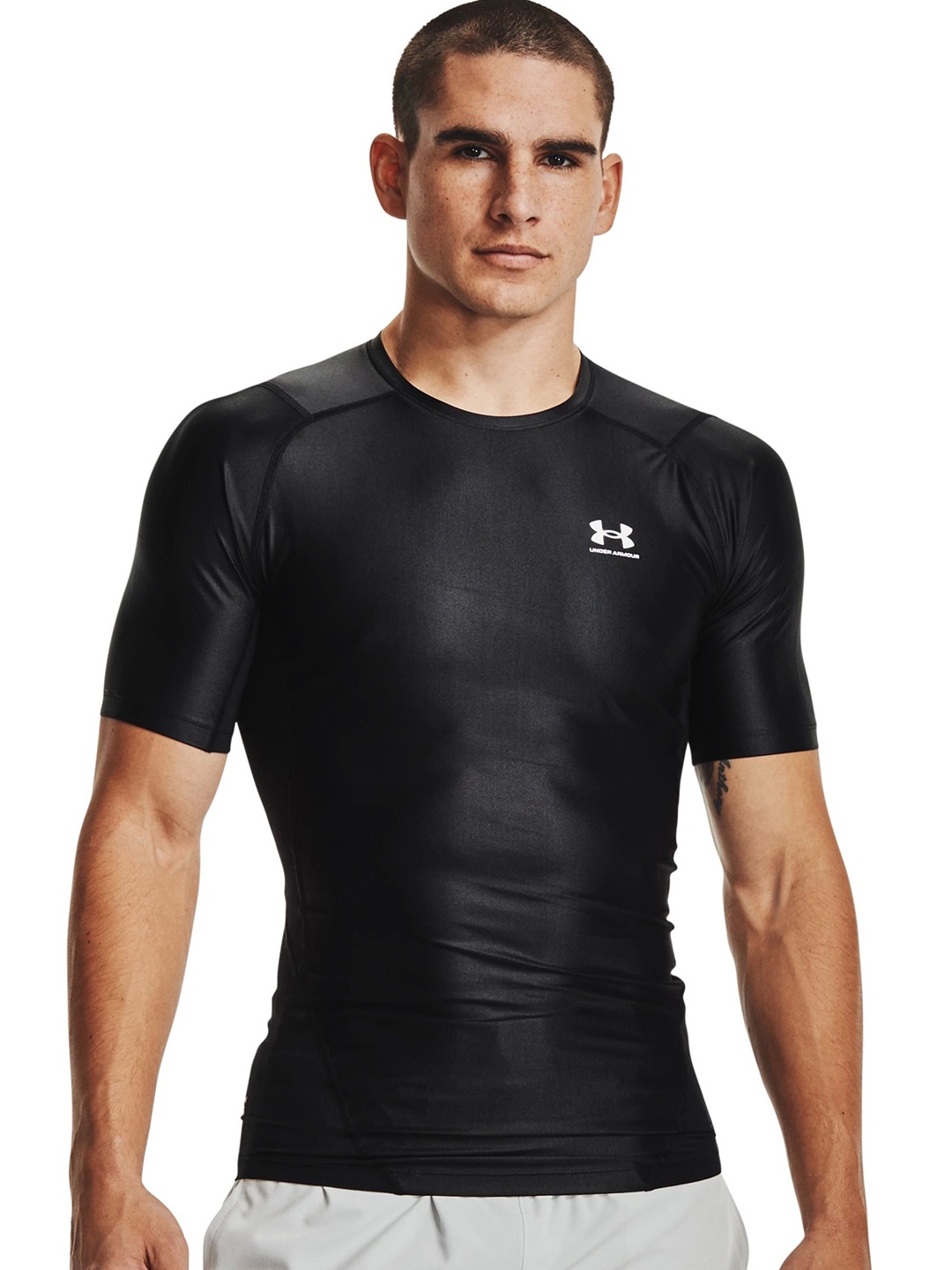 

UNDER ARMOUR Men Solid Round Neck Slim Fit T-shirt, Black