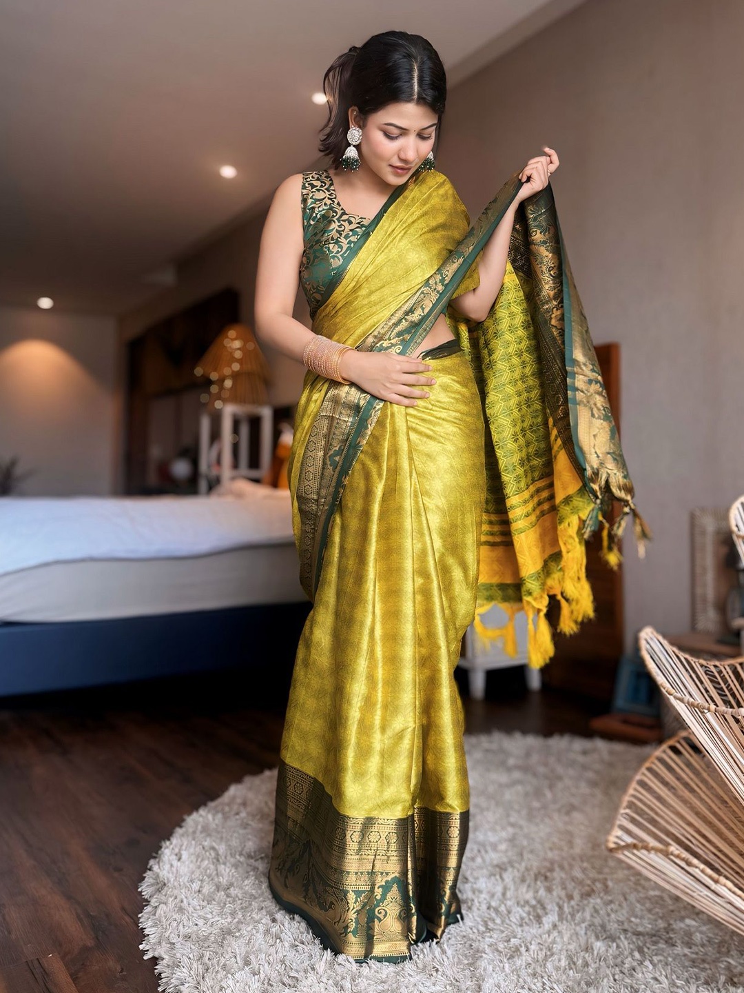 

Aika Woven Design Zari Pure Silk Kanjeevaram Saree, Lime green