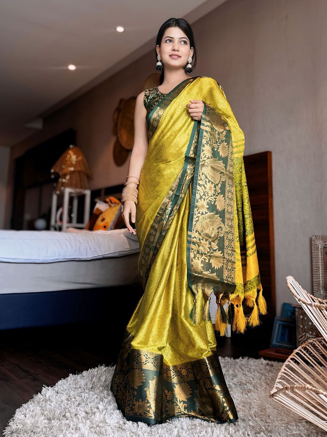 

Aika Woven Design Zari Pure Silk Kanjeevaram Saree, Lime green