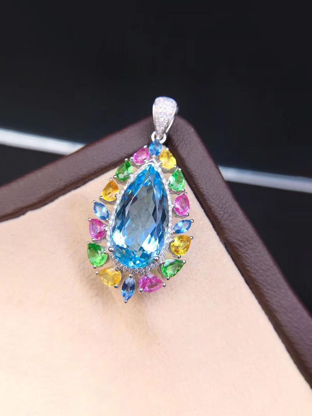 

Designs & You Silver-Plated Teardrop Shaped Pendants Chains