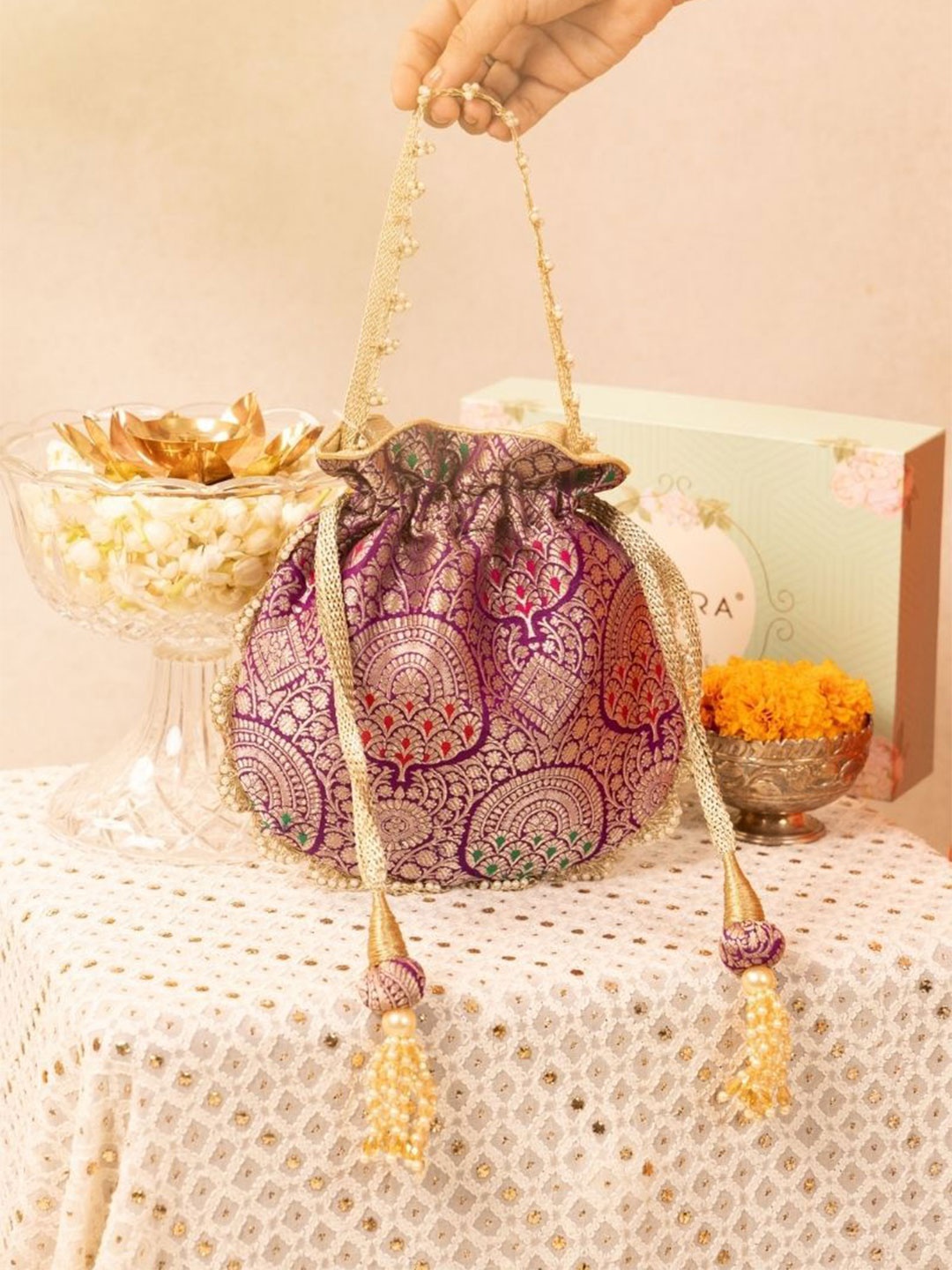 

AMYRA Women Embellished Bucket Handheld Bag, Purple