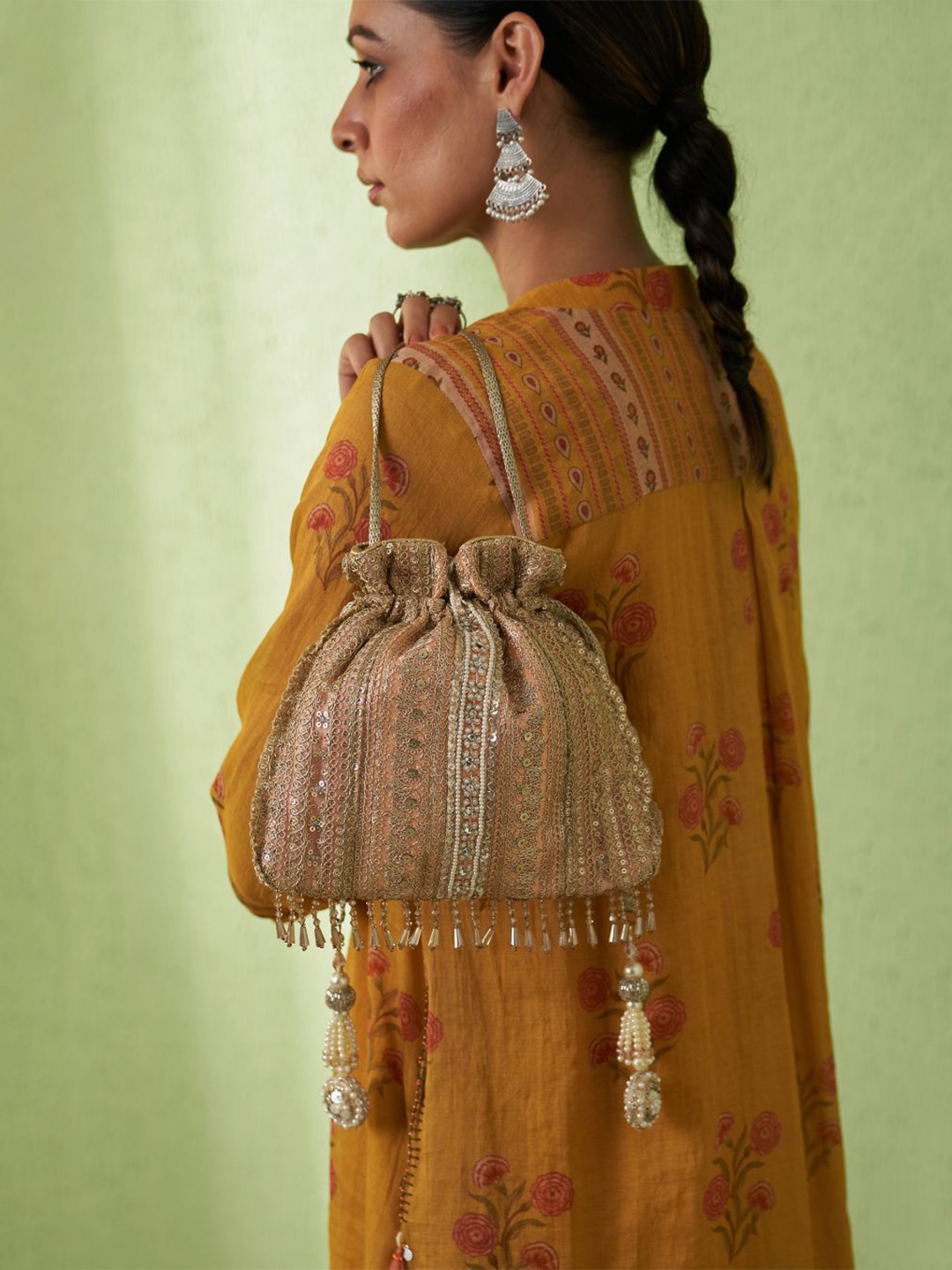 

AMYRA Women Embellished Bucket Handheld Bag, Peach