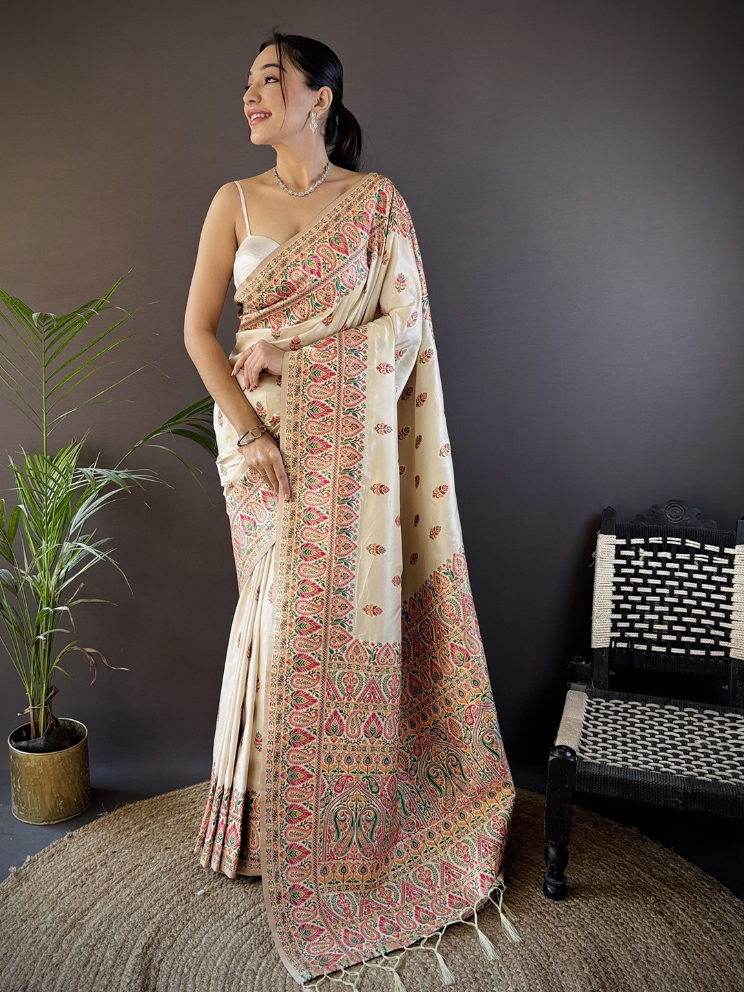 

RAJ DHARMA SILK Woven Design Zari Pure Silk Pashmina Saree, White
