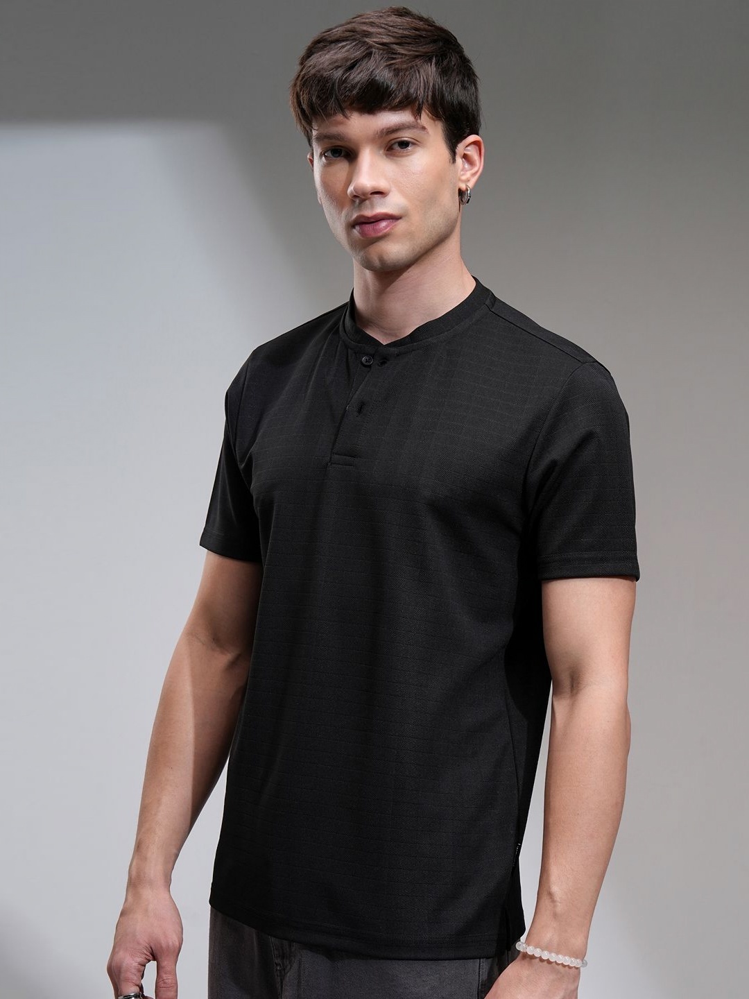 

HIGHLANDER Men Self Design Henley Neck T-shirt, Black
