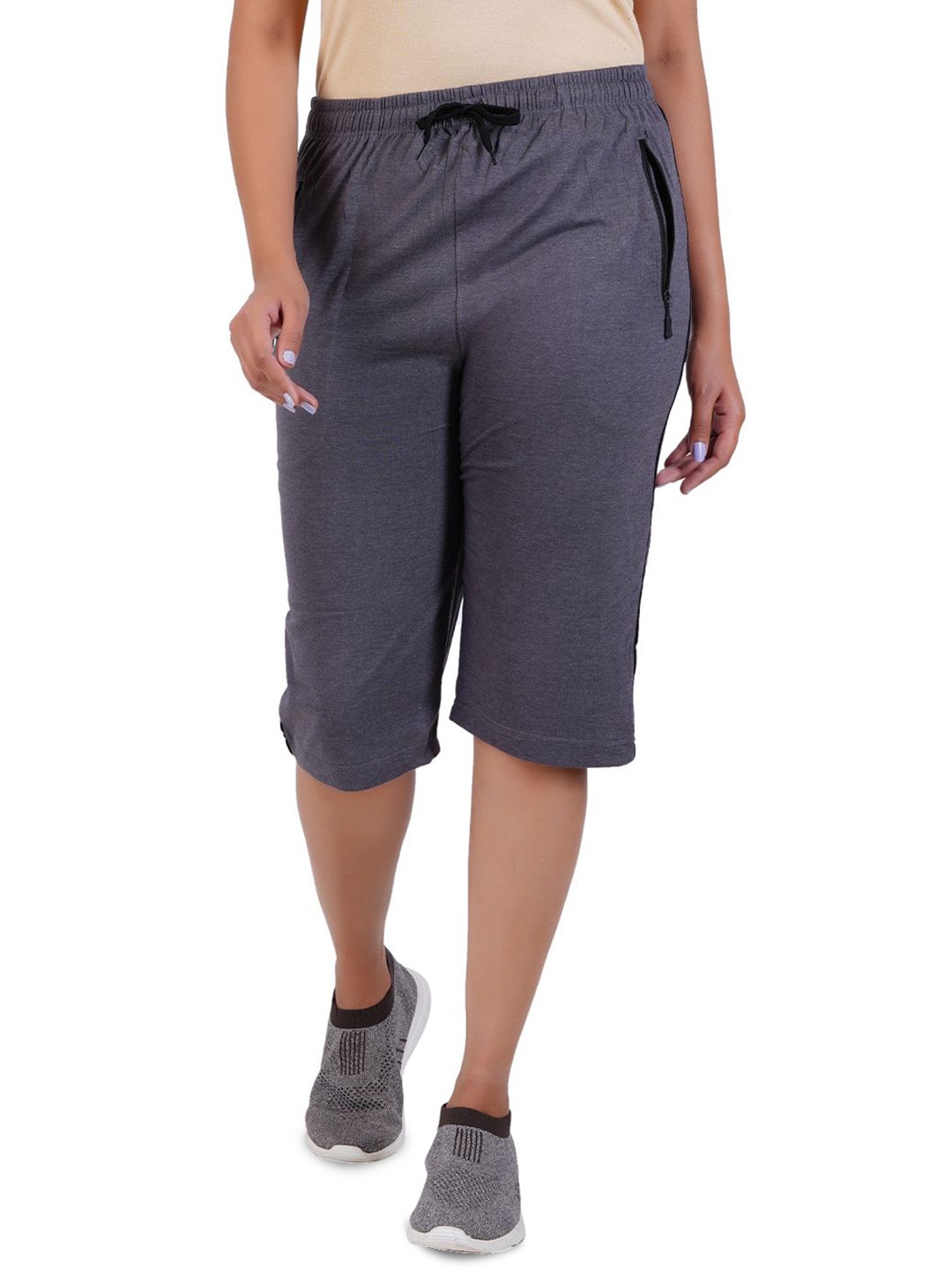 

GUIDE Regular Fit Capris, Grey