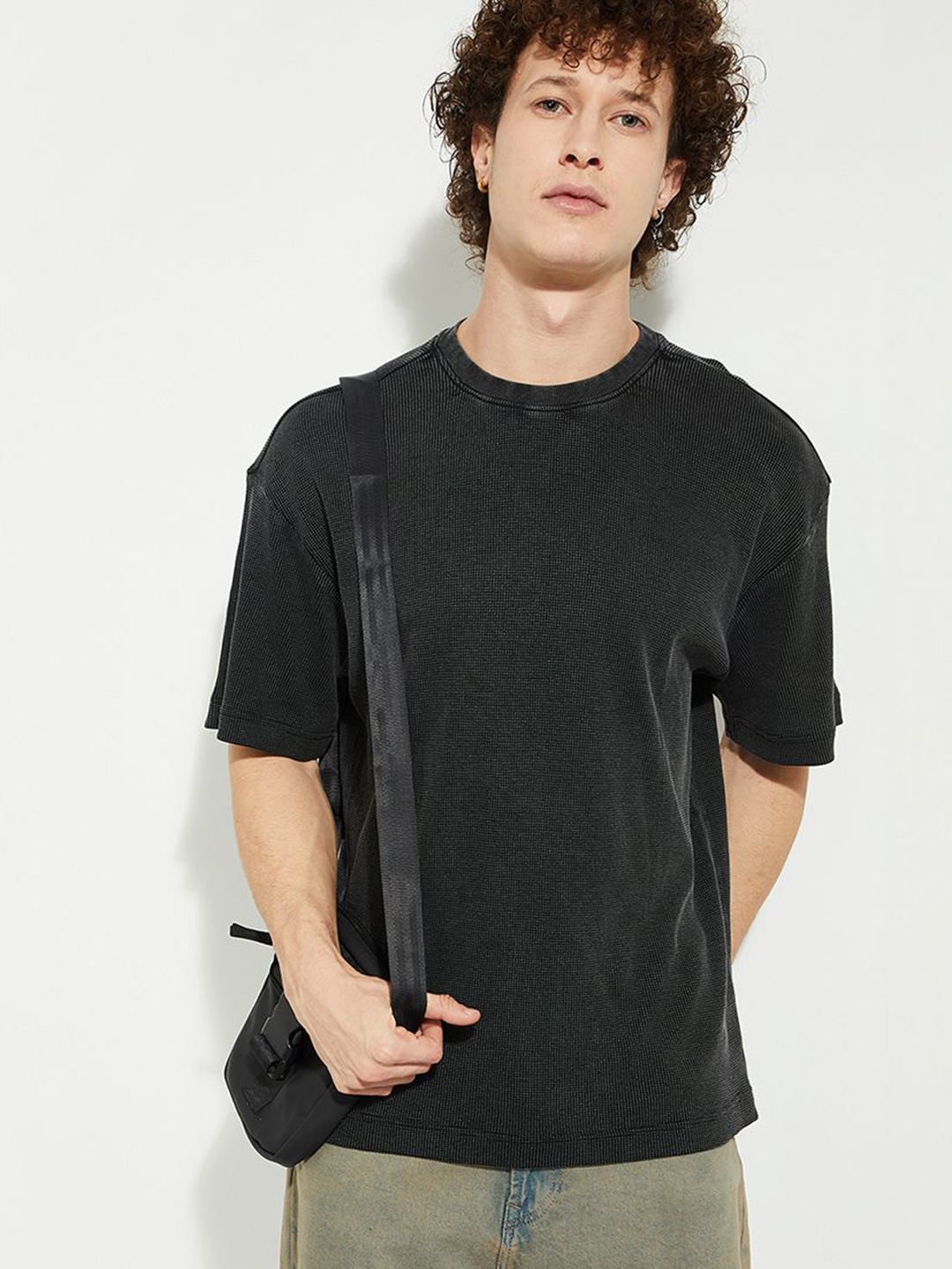 

MAX URB_N Men Textured Oversized T-shirt, Black
