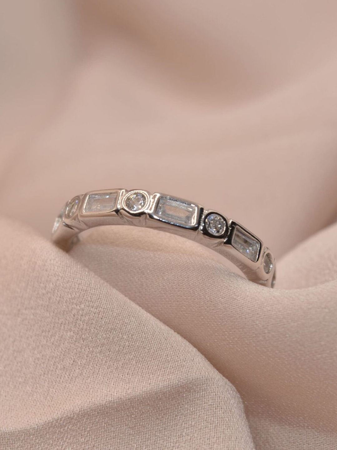 

Luxevogue Sterling Silver Rhodium-Plated Cubic Zirconia Recirc Band Finger Ring