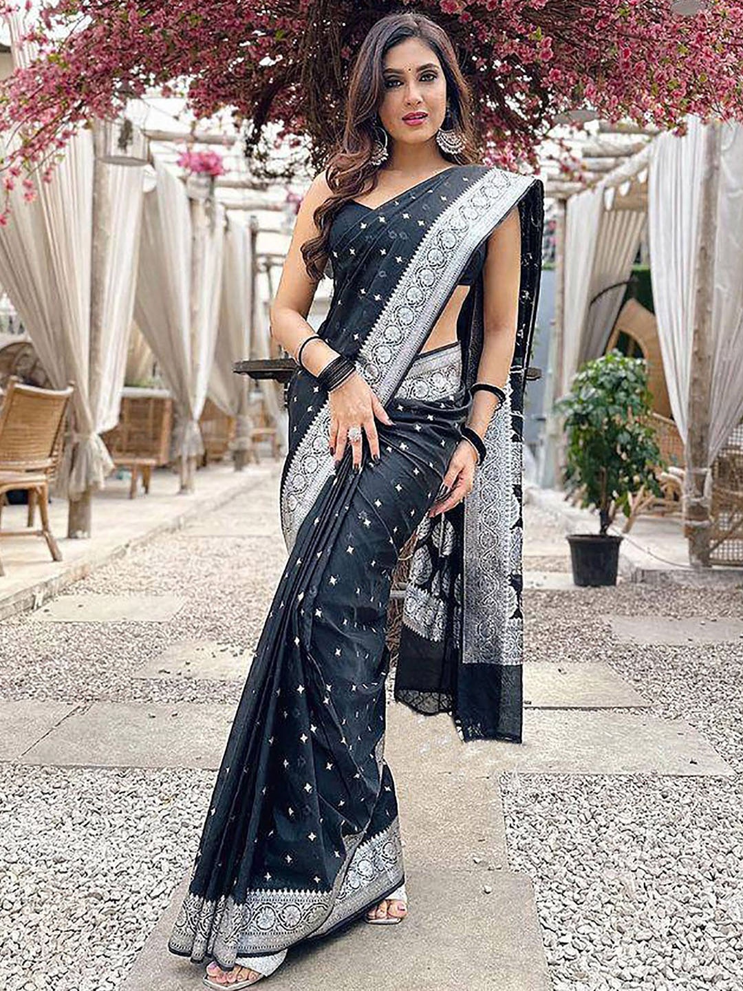 

KALINI Woven Design Banarasi Saree, Black