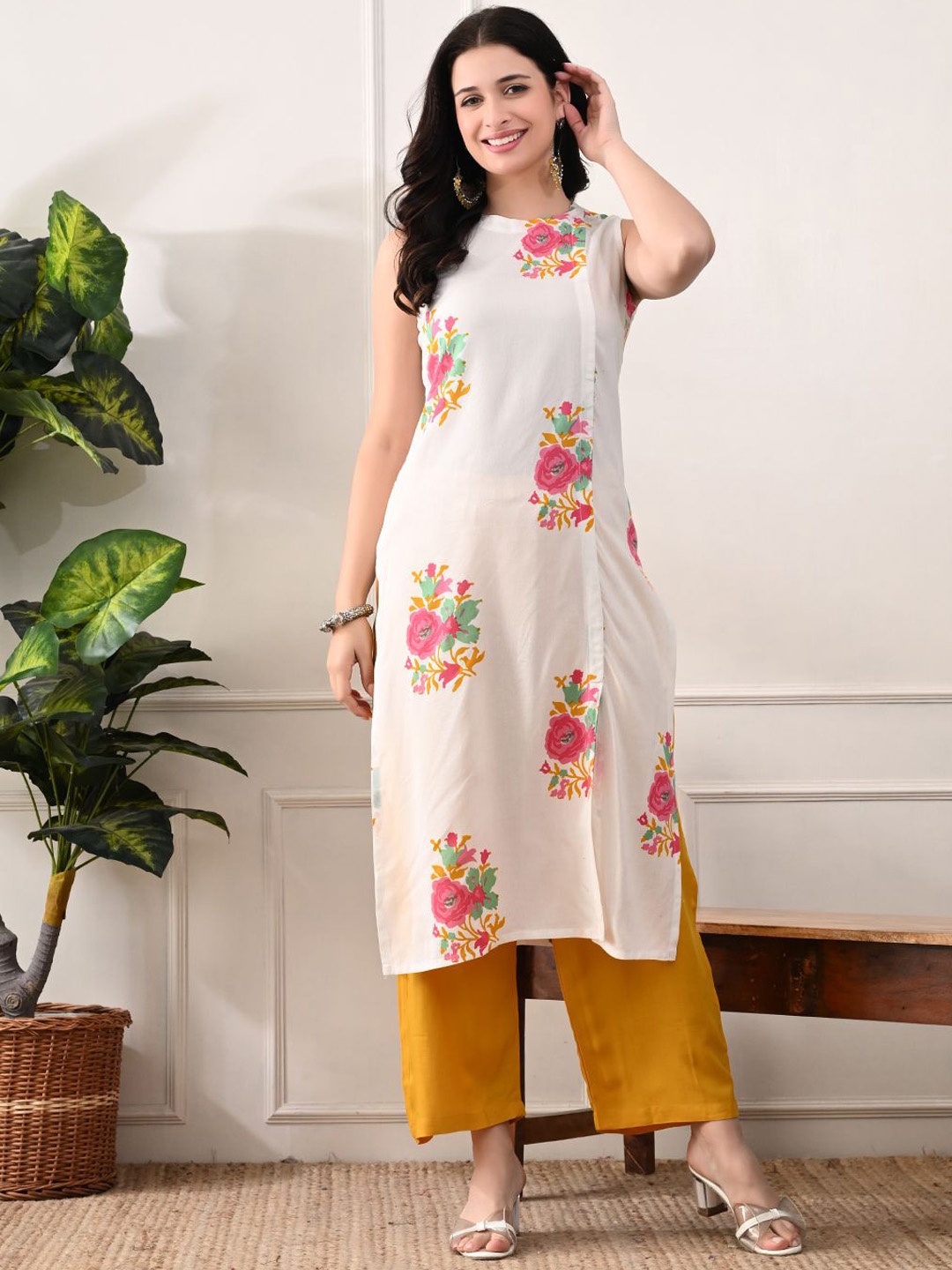 

Bunai Dhaga Floral Printed Round Neck Straight Kurta with Palazzos, Off white