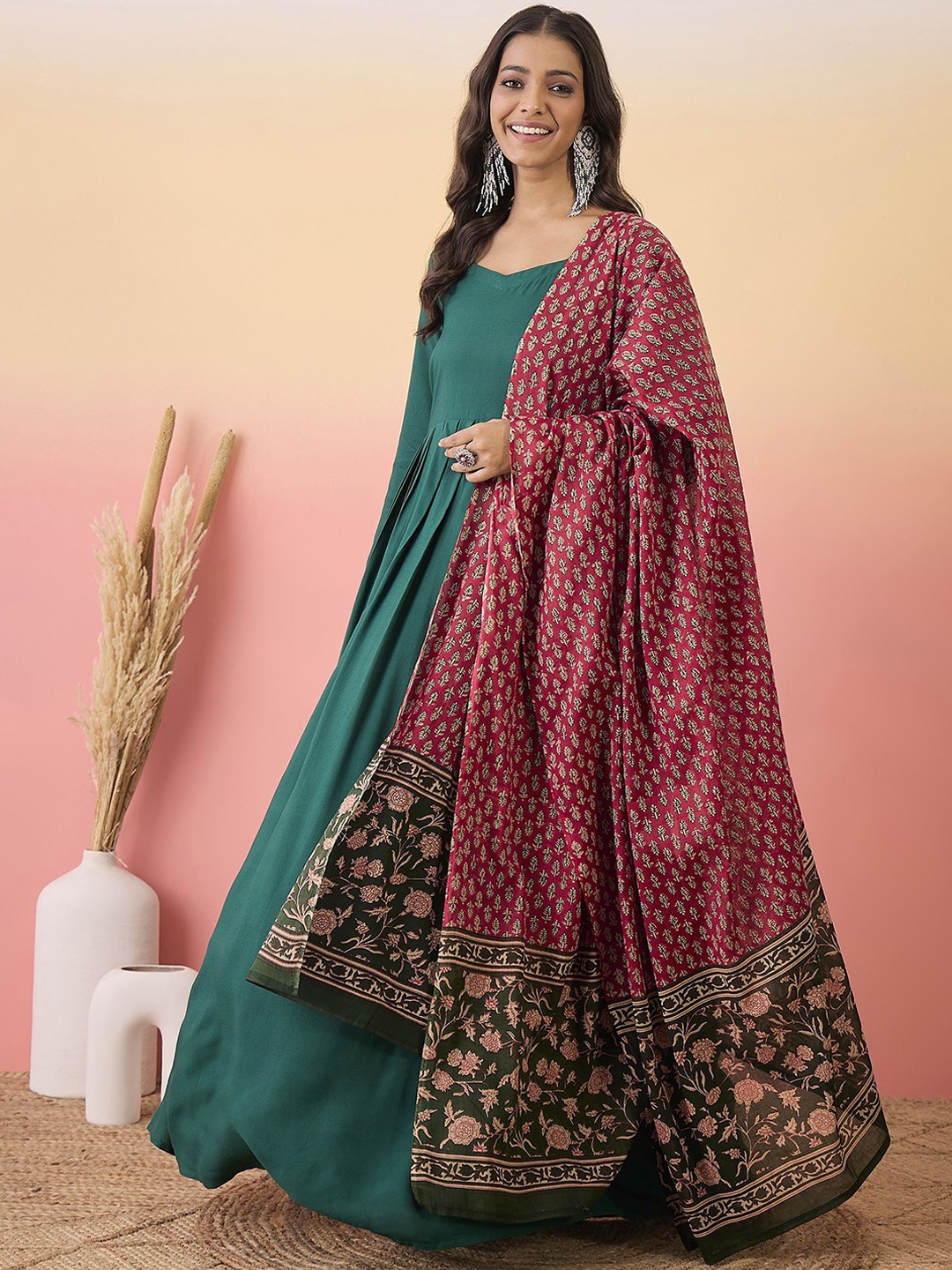 

Sangria Sweetheart Neck Maxi Dress With Printed Dupatta, Green