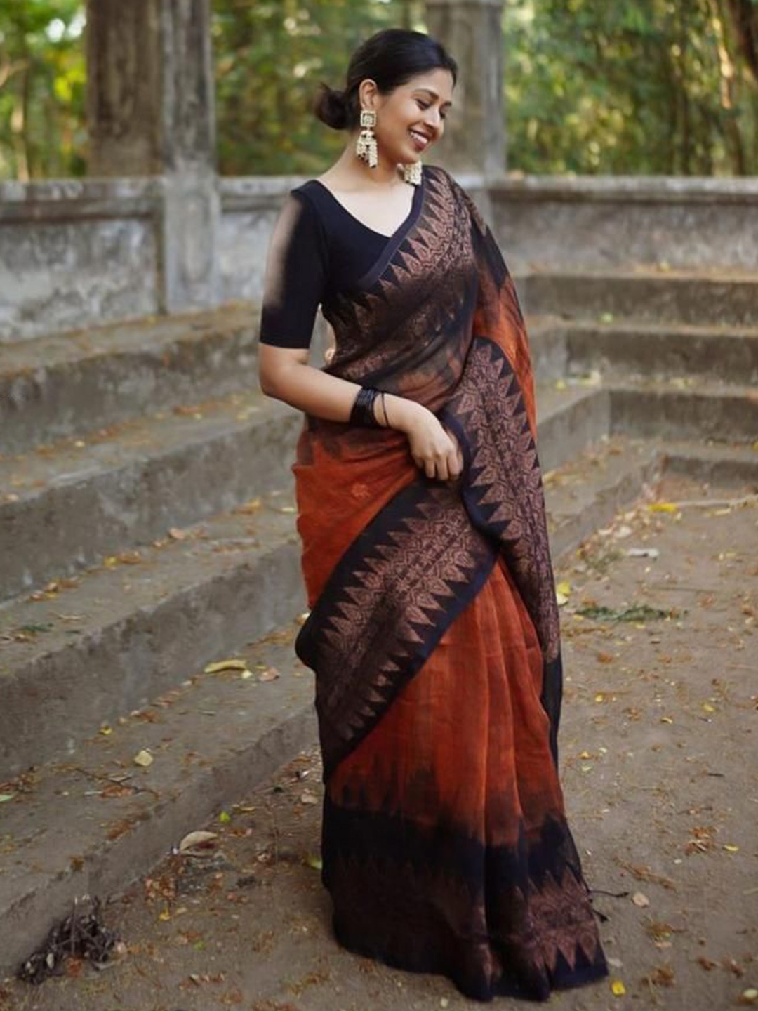 

revika Woven Design Zari Kanjeevaram Saree, Black