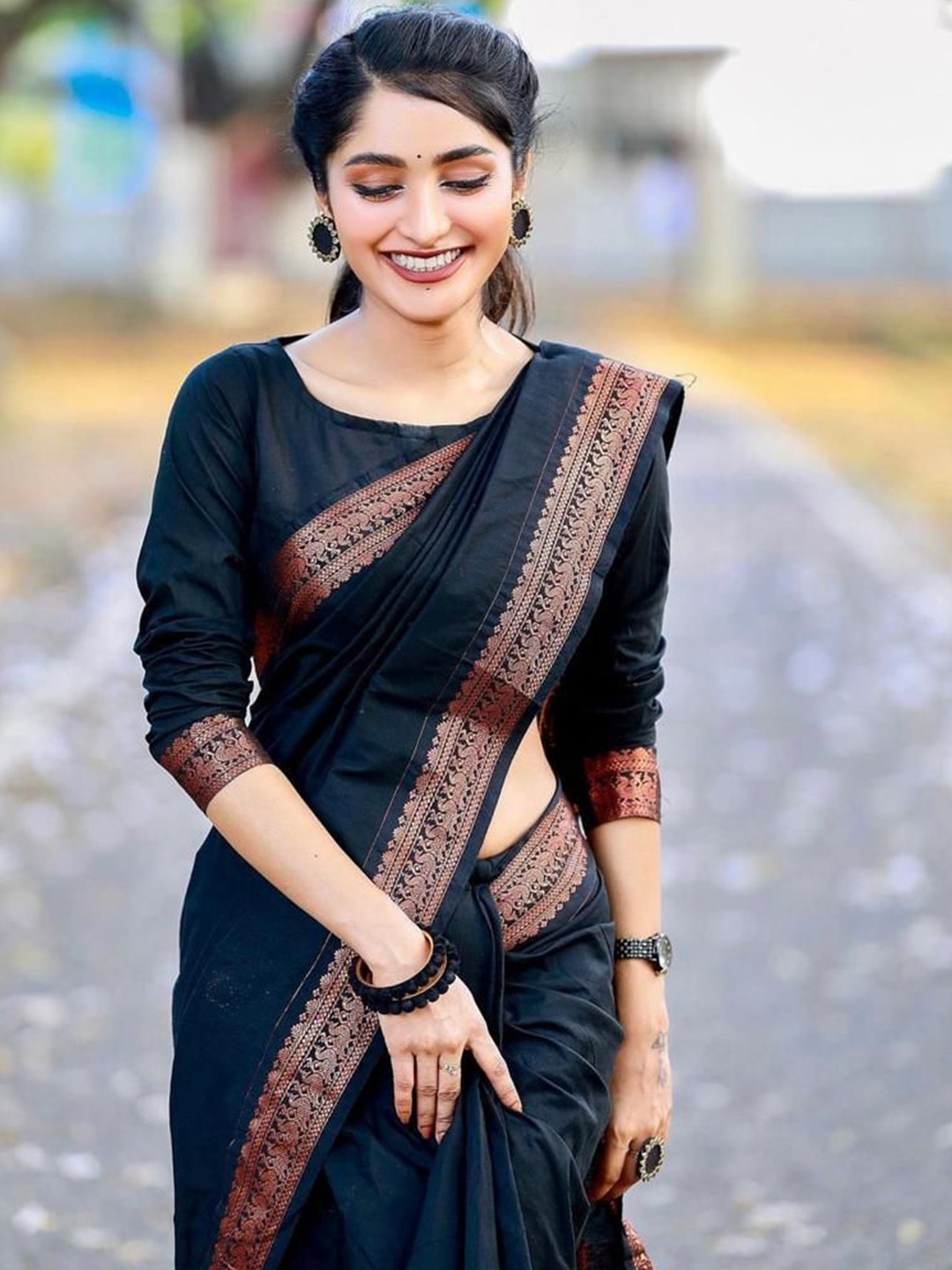 

revika Woven Design Pure Silk Kanjeevaram Saree, Black