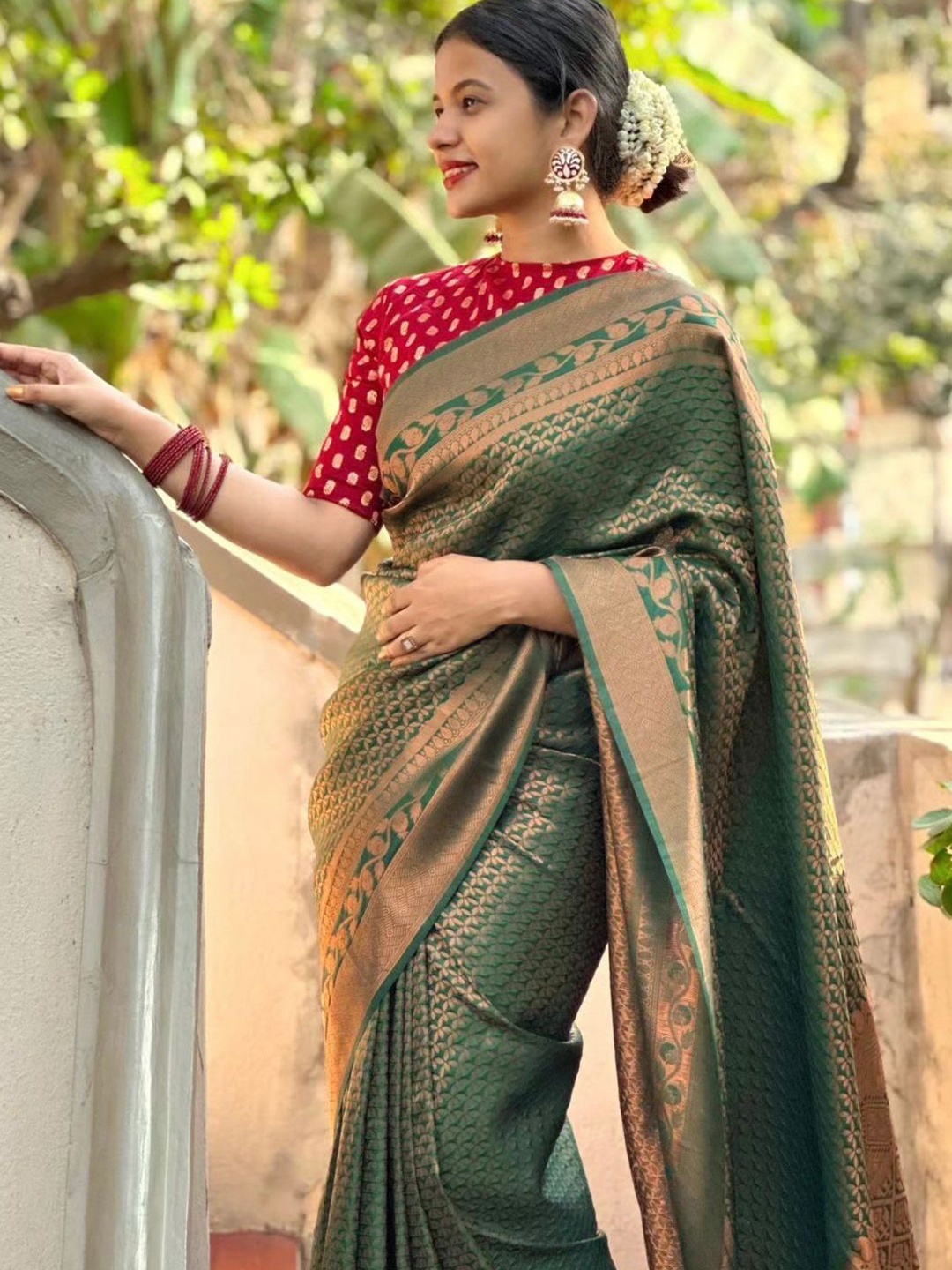 

revika Woven Design Pure Silk Kanjeevaram Saree, Green