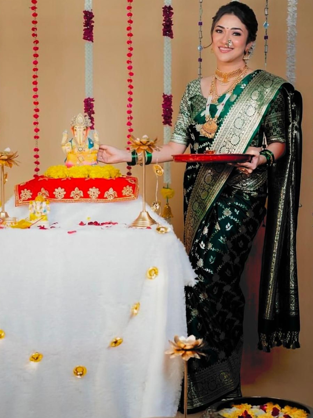 

revika Woven Design Zari Pure Silk Kanjeevaram Saree, Green