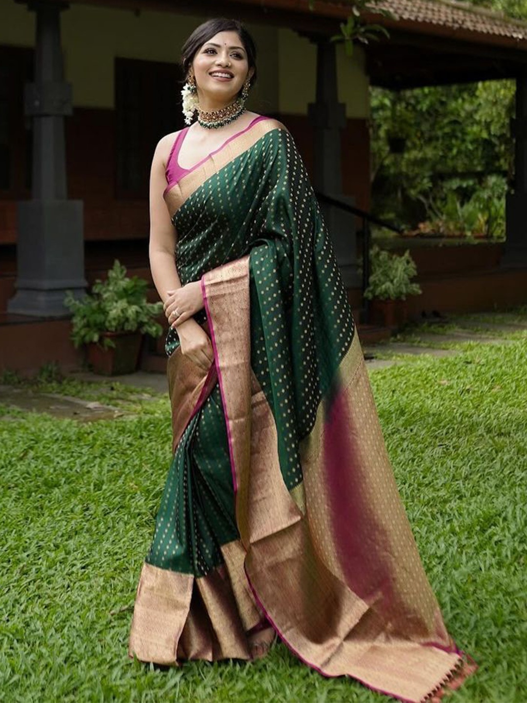

revika Woven Design Pure Silk Kanjeevaram Saree, Green