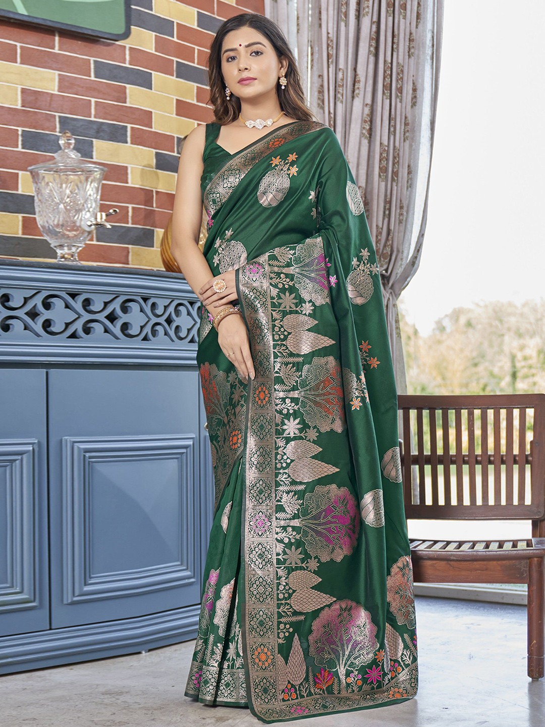 

revika Woven Design Pure Silk Kanjeevaram Saree, Green