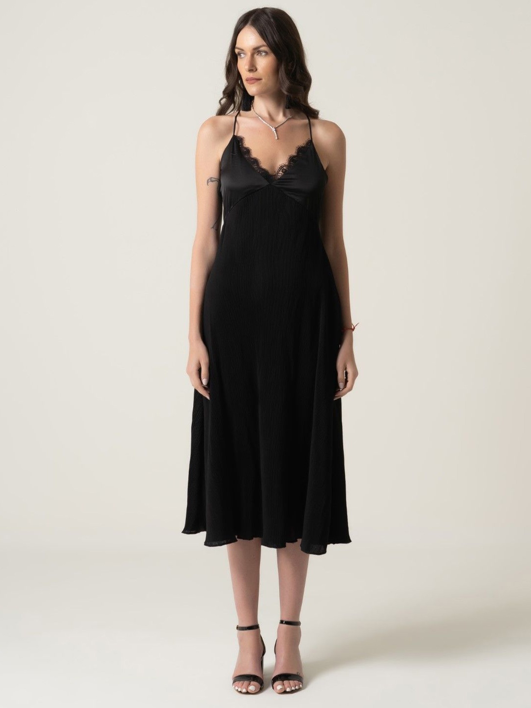 

CHALSI & CYRUS Women Pleated Satin Empire Midi Dress, Black