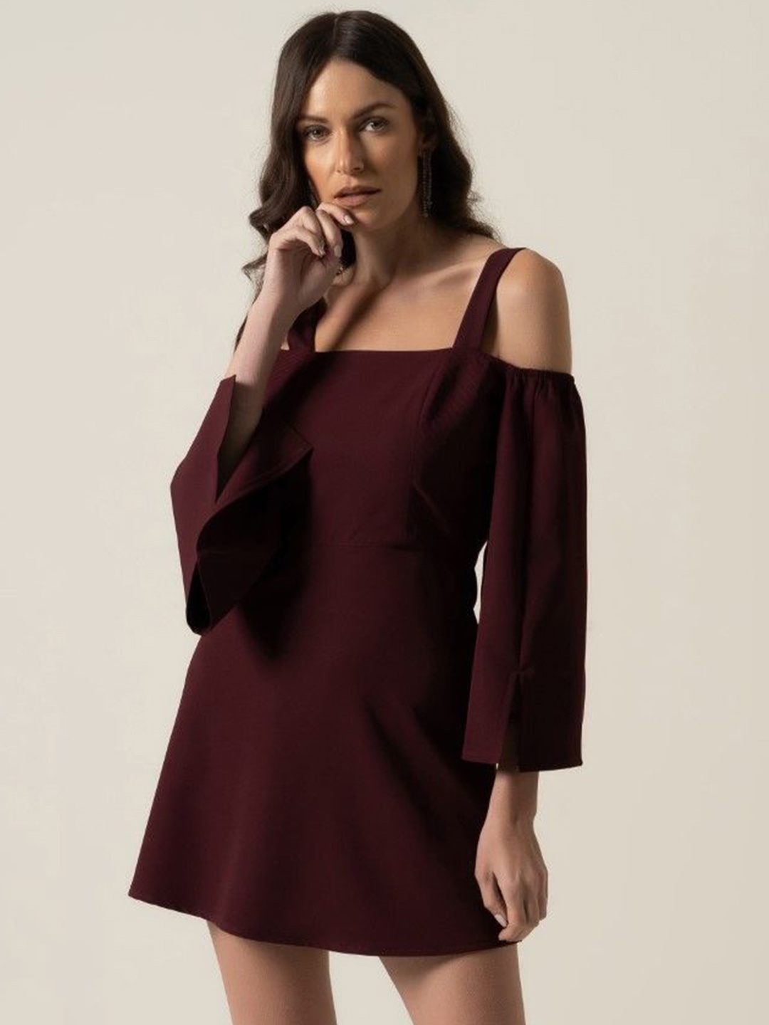 

CHALSI & CYRUS Women Cold-Shoulder Crepe A-Line Mini Dress, Maroon