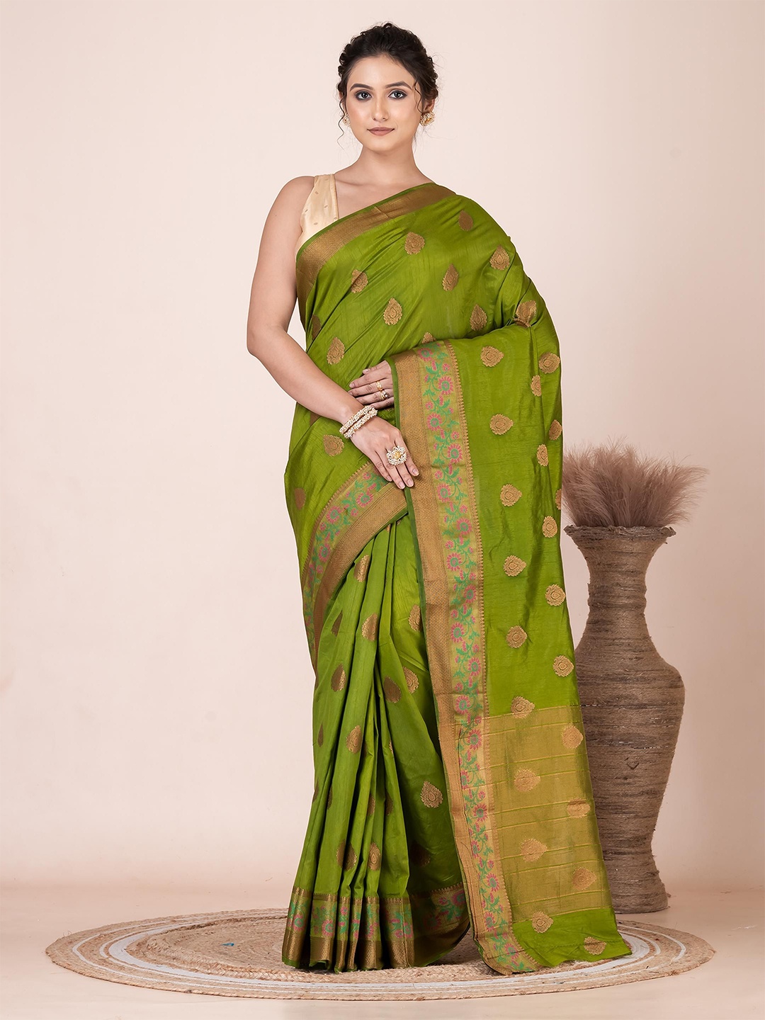 

VIBHAVARI Woven Design Zari Saree, Green