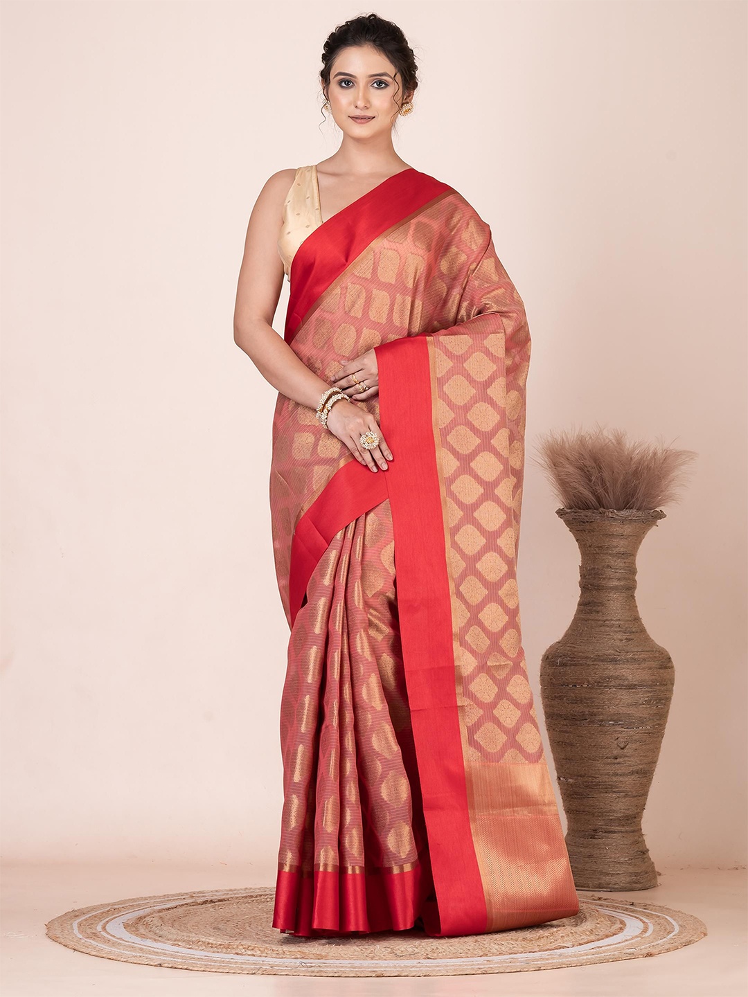 

VIBHAVARI Woven Design Saree, Red