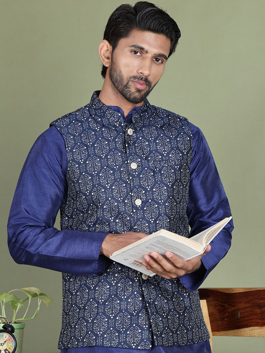 

Jompers Men Printed Woven Nehru Jacket, Navy blue