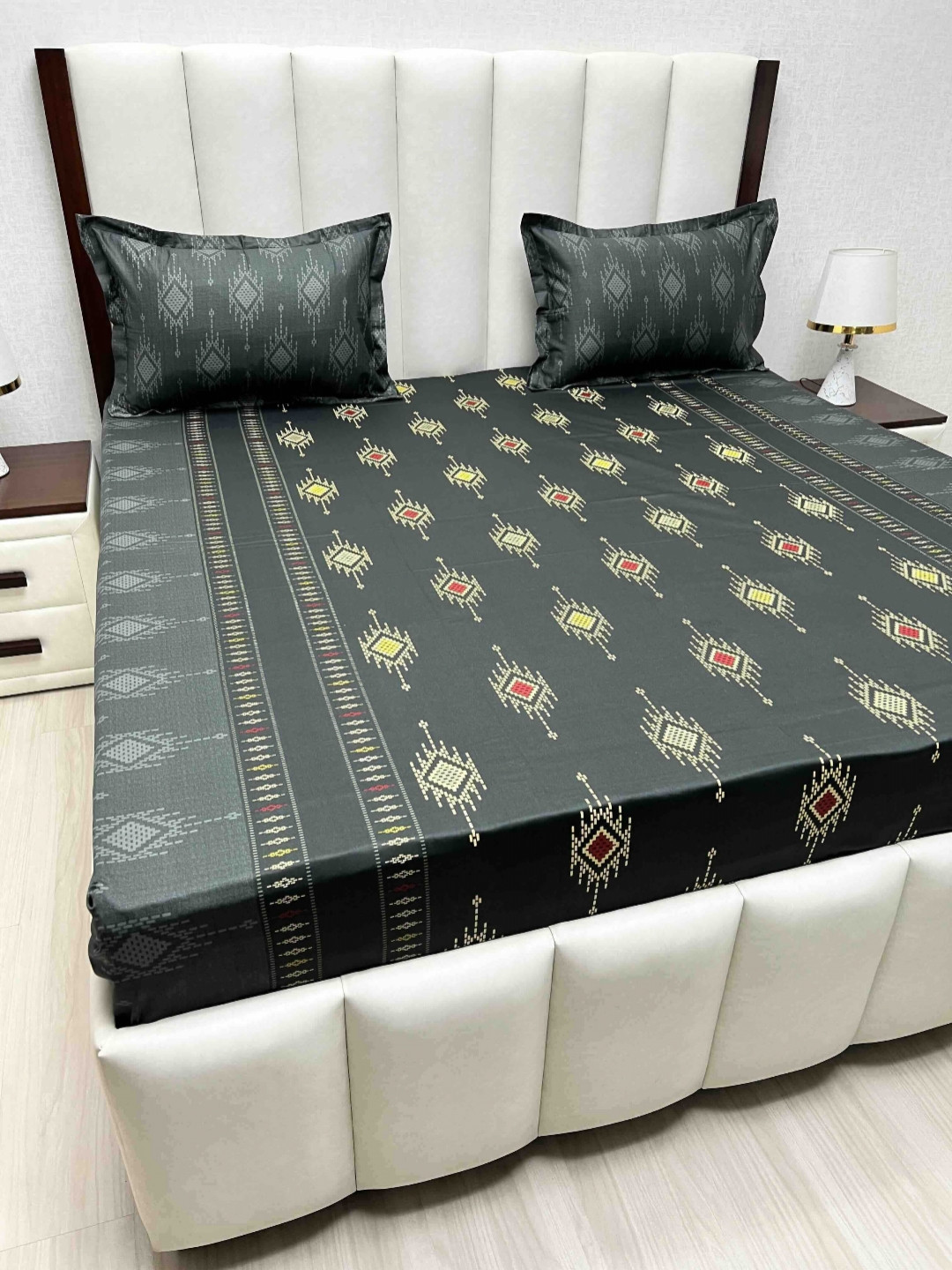 

Pure Decor Velar Sib Black Floral Printed Pure Cotton 400TC King Bedsheet Set 2.74 x 2.74m