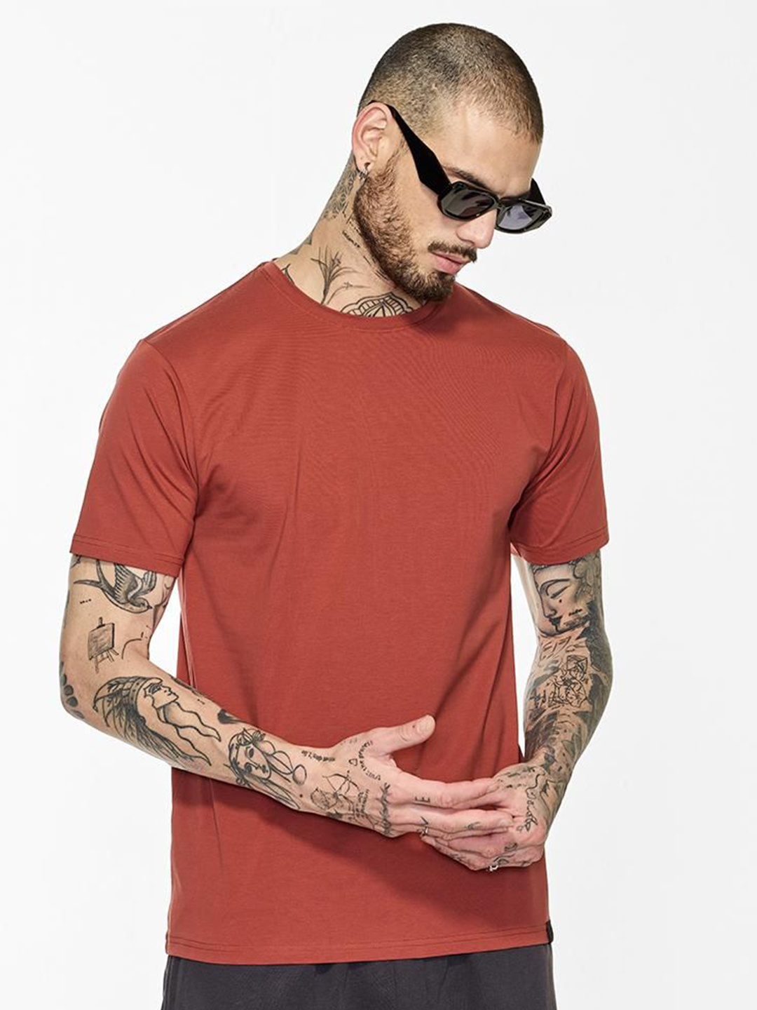 

Snitch Men Solid Round Neck Cotton T-shirt, Red